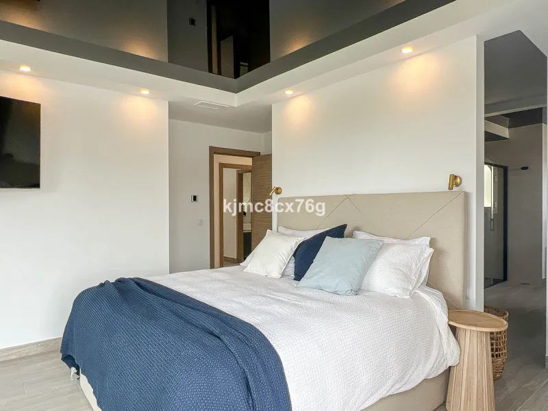 FOR SALE – STUNNING LUXURY VILLA IN THE UPPER PART OF RIVIERA DEL SOL Set within an exclusive gated community of just 25 properties, this spectacular detached villa has been recently renovated to the highest standards and tastefully decorated throughout.