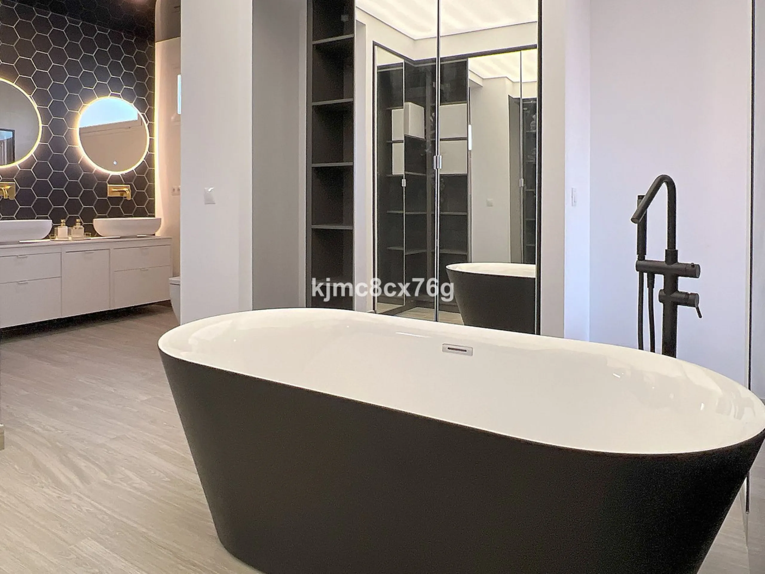 FOR SALE – STUNNING LUXURY VILLA IN THE UPPER PART OF RIVIERA DEL SOL Set within an exclusive gated community of just 25 properties, this spectacular detached villa has been recently renovated to the highest standards and tastefully decorated throughout.