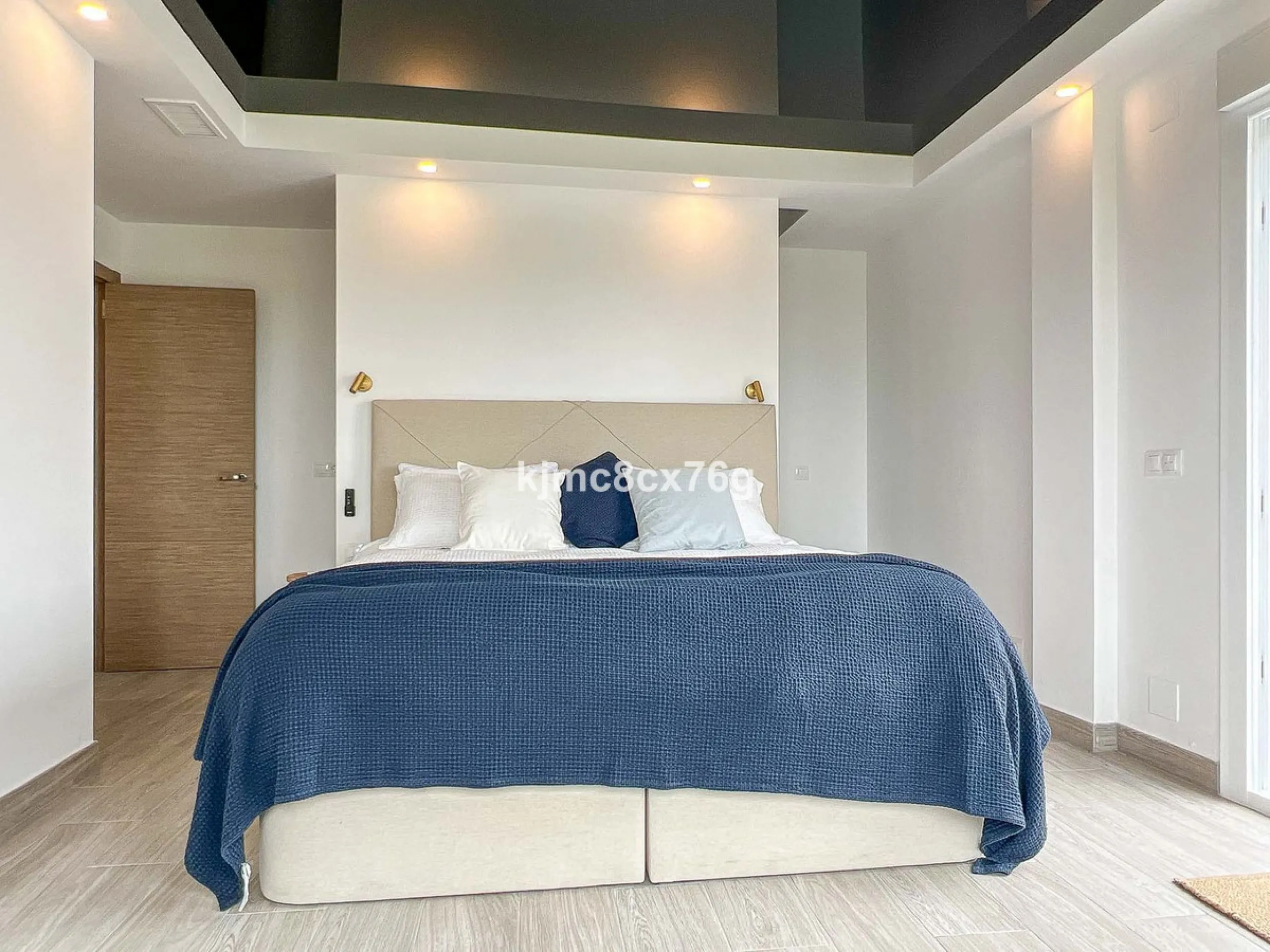 FOR SALE – STUNNING LUXURY VILLA IN THE UPPER PART OF RIVIERA DEL SOL Set within an exclusive gated community of just 25 properties, this spectacular detached villa has been recently renovated to the highest standards and tastefully decorated throughout.