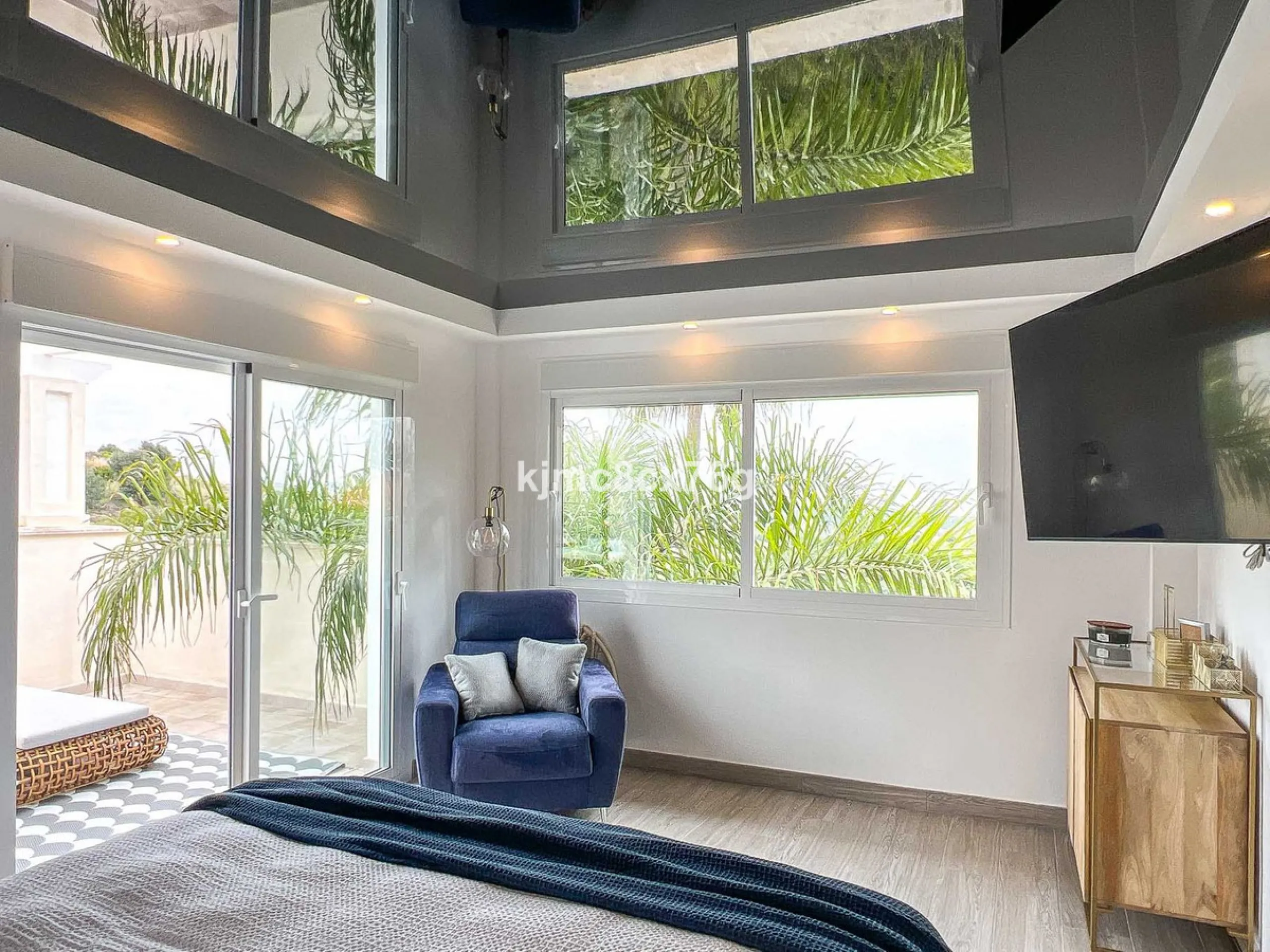 FOR SALE – STUNNING LUXURY VILLA IN THE UPPER PART OF RIVIERA DEL SOL Set within an exclusive gated community of just 25 properties, this spectacular detached villa has been recently renovated to the highest standards and tastefully decorated throughout.