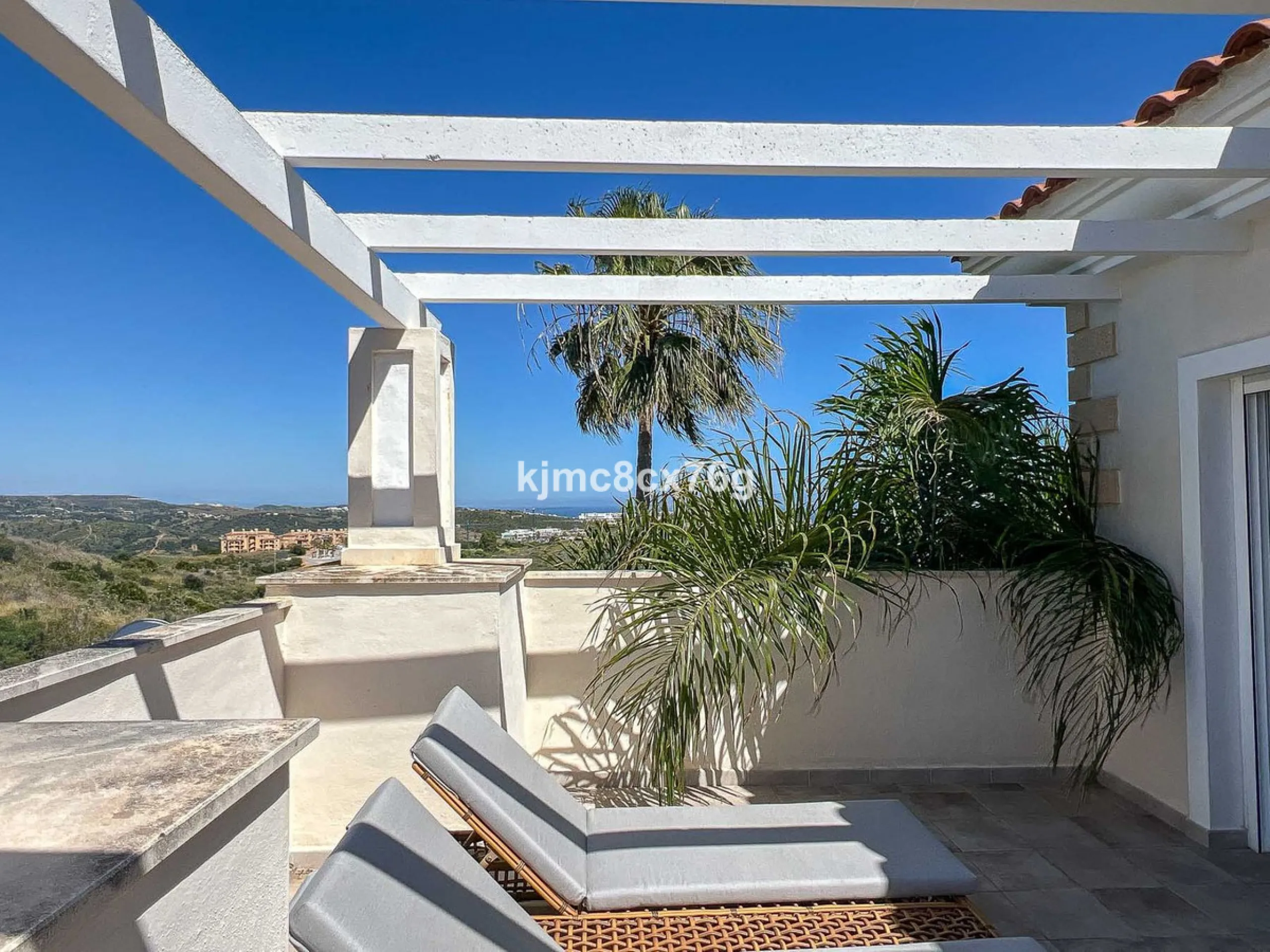 FOR SALE – STUNNING LUXURY VILLA IN THE UPPER PART OF RIVIERA DEL SOL Set within an exclusive gated community of just 25 properties, this spectacular detached villa has been recently renovated to the highest standards and tastefully decorated throughout.