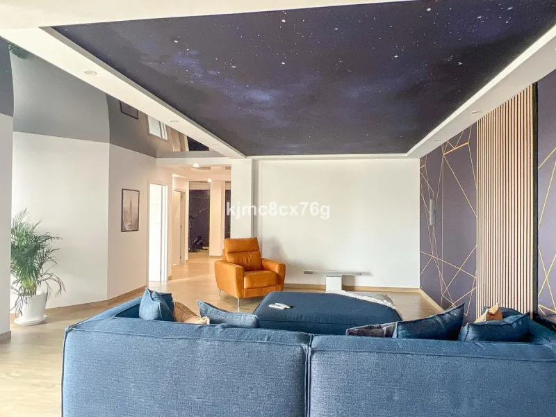 FOR SALE – STUNNING LUXURY VILLA IN THE UPPER PART OF RIVIERA DEL SOL Set within an exclusive gated community of just 25 properties, this spectacular detached villa has been recently renovated to the highest standards and tastefully decorated throughout.