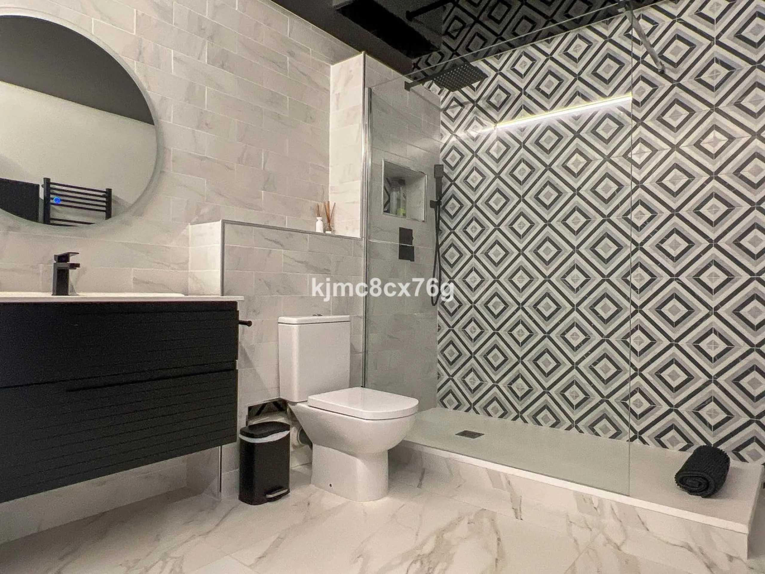 FOR SALE – STUNNING LUXURY VILLA IN THE UPPER PART OF RIVIERA DEL SOL Set within an exclusive gated community of just 25 properties, this spectacular detached villa has been recently renovated to the highest standards and tastefully decorated throughout.
