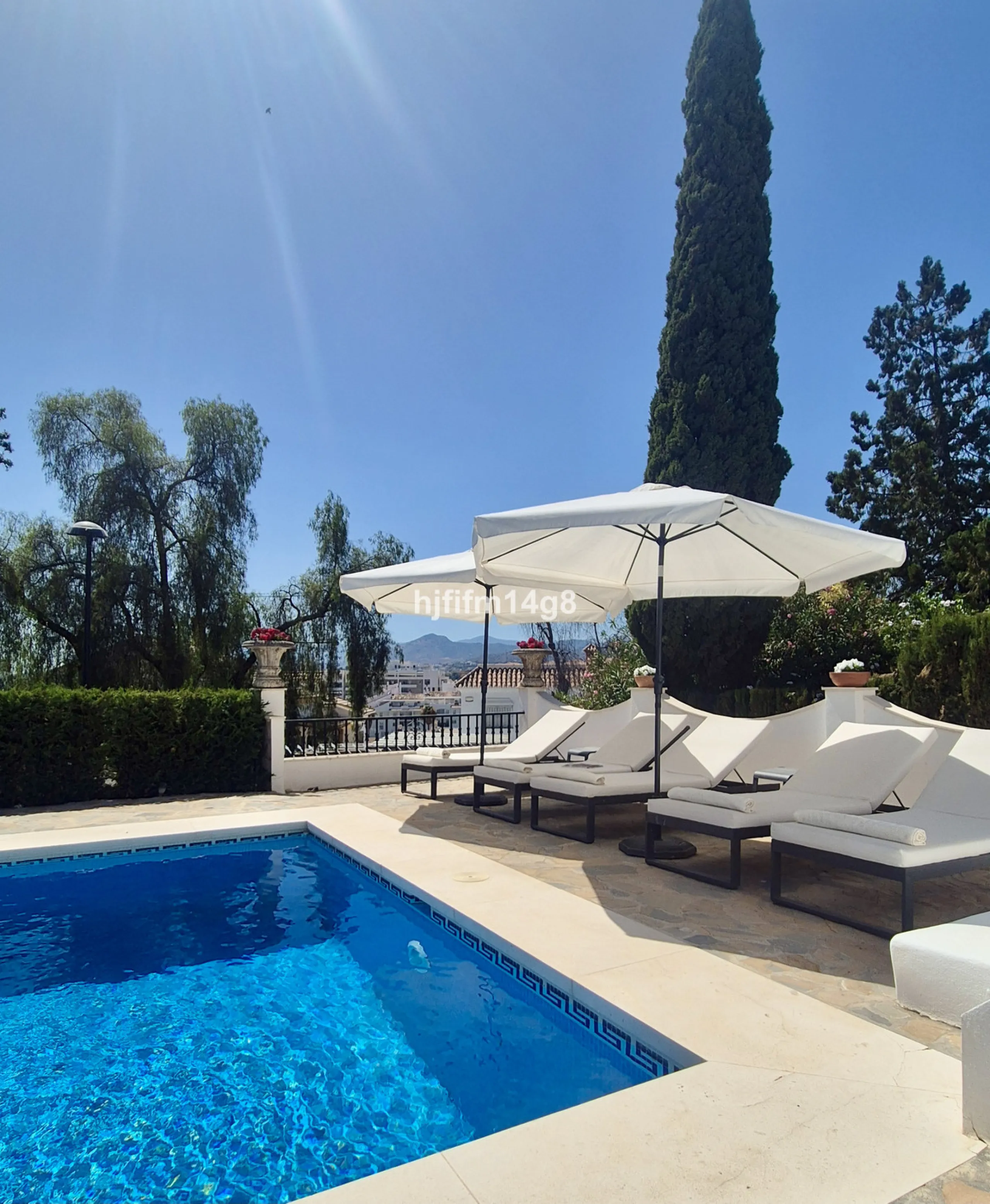 Discover this delightful 3-bedroom Spanish-style villa for sale in the heart of La Campana, Nueva Andalucia—an ideal location just minutes from the vibrant Puerto Banús, pristine beaches, and a wide array of restaurants, shops, and everyday conveniences.