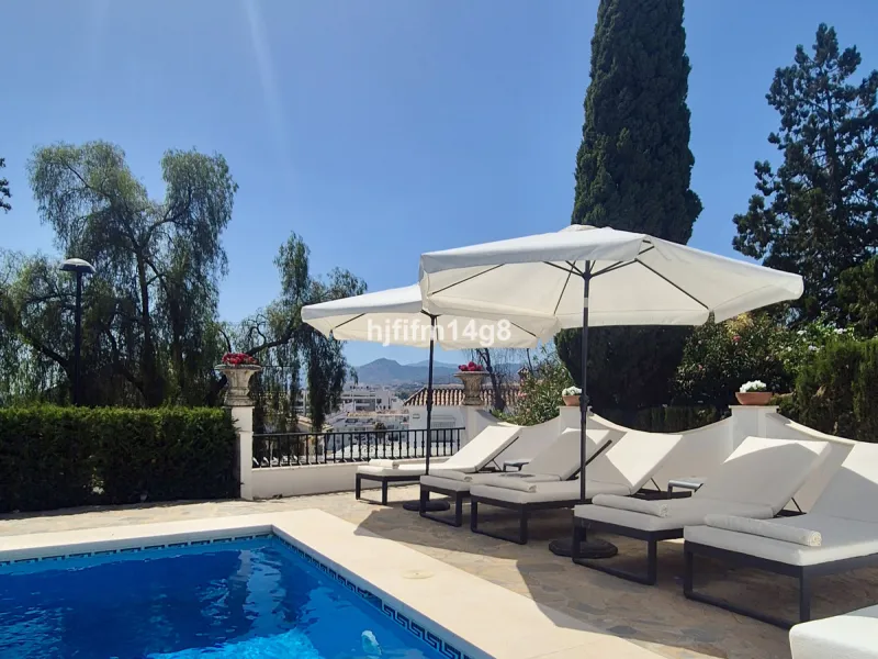 House - Detached Villa в продаже в Marbella, Málaga. В доме 3 спален и 2 ванных комнат. Площадь дома 359 м². Площадь участка 783 м²