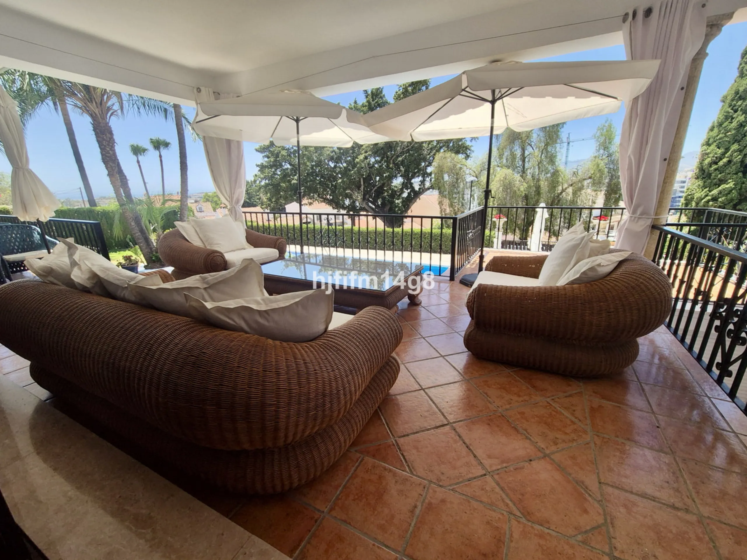 Discover this delightful 3-bedroom Spanish-style villa for sale in the heart of La Campana, Nueva Andalucia—an ideal location just minutes from the vibrant Puerto Banús, pristine beaches, and a wide array of restaurants, shops, and everyday conveniences.