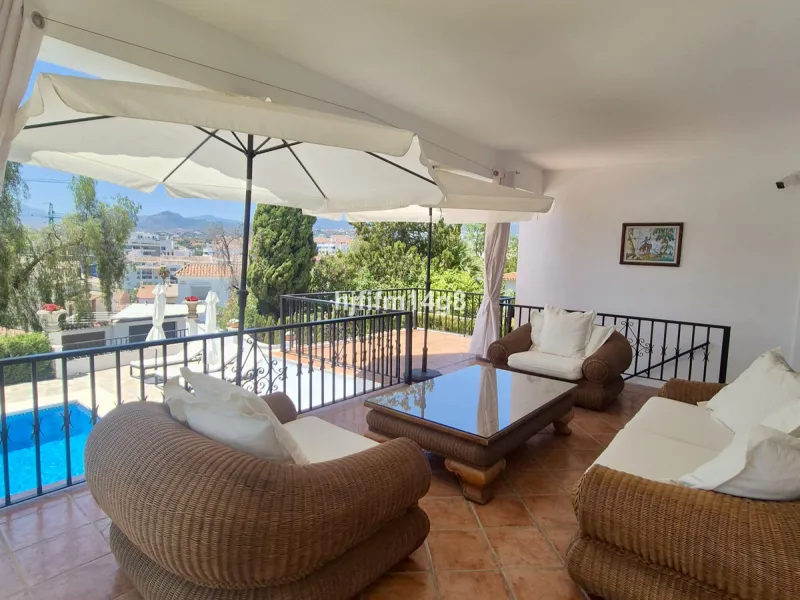 Discover this delightful 3-bedroom Spanish-style villa for sale in the heart of La Campana, Nueva Andalucia—an ideal location just minutes from the vibrant Puerto Banús, pristine beaches, and a wide array of restaurants, shops, and everyday conveniences.