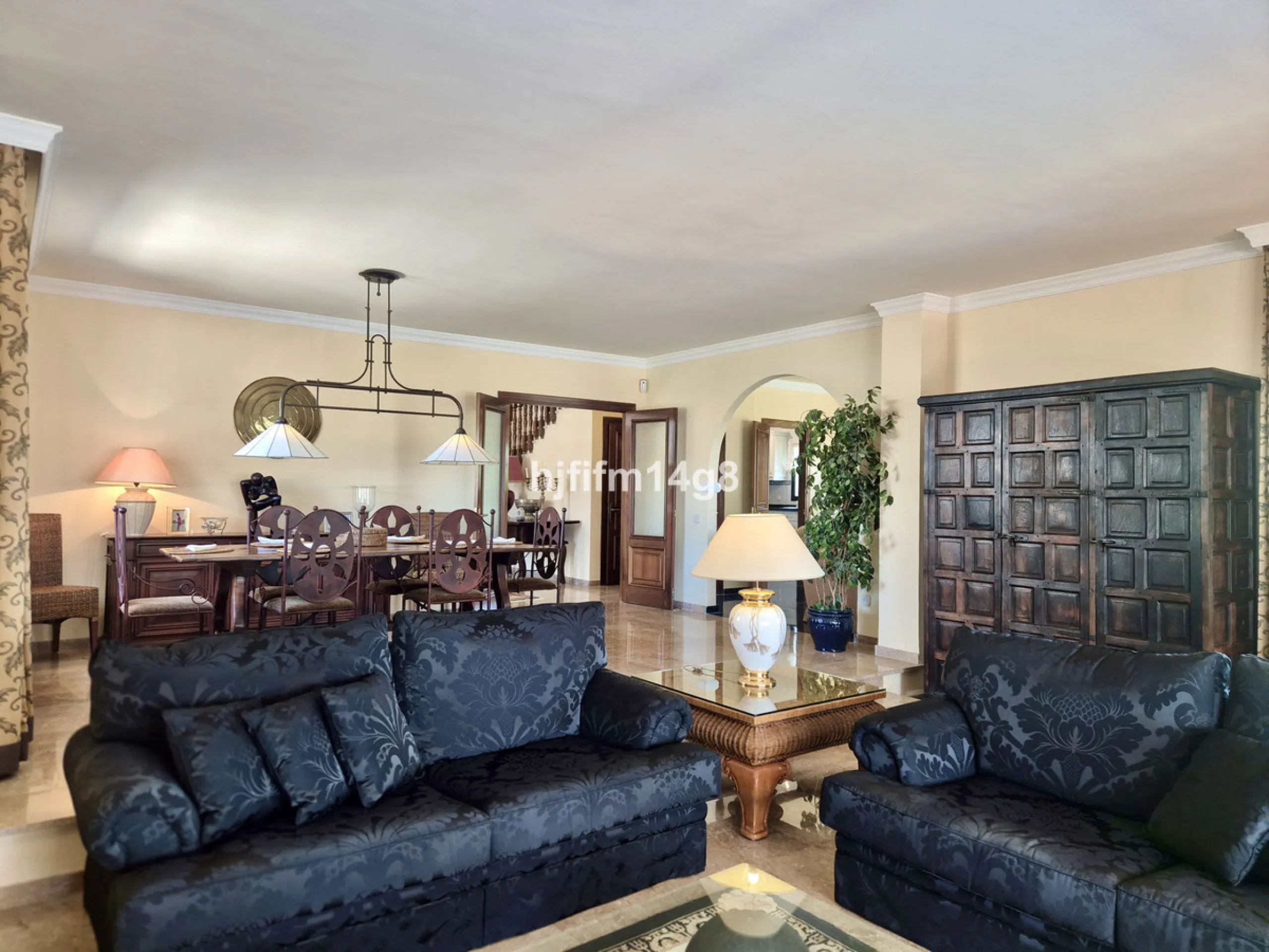 Discover this delightful 3-bedroom Spanish-style villa for sale in the heart of La Campana, Nueva Andalucia—an ideal location just minutes from the vibrant Puerto Banús, pristine beaches, and a wide array of restaurants, shops, and everyday conveniences.