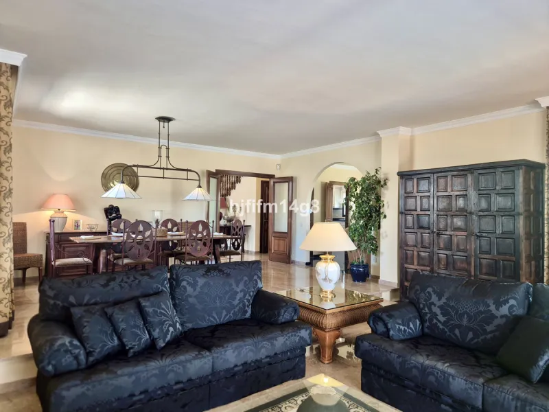 Discover this delightful 3-bedroom Spanish-style villa for sale in the heart of La Campana, Nueva Andalucia—an ideal location just minutes from the vibrant Puerto Banús, pristine beaches, and a wide array of restaurants, shops, and everyday conveniences.