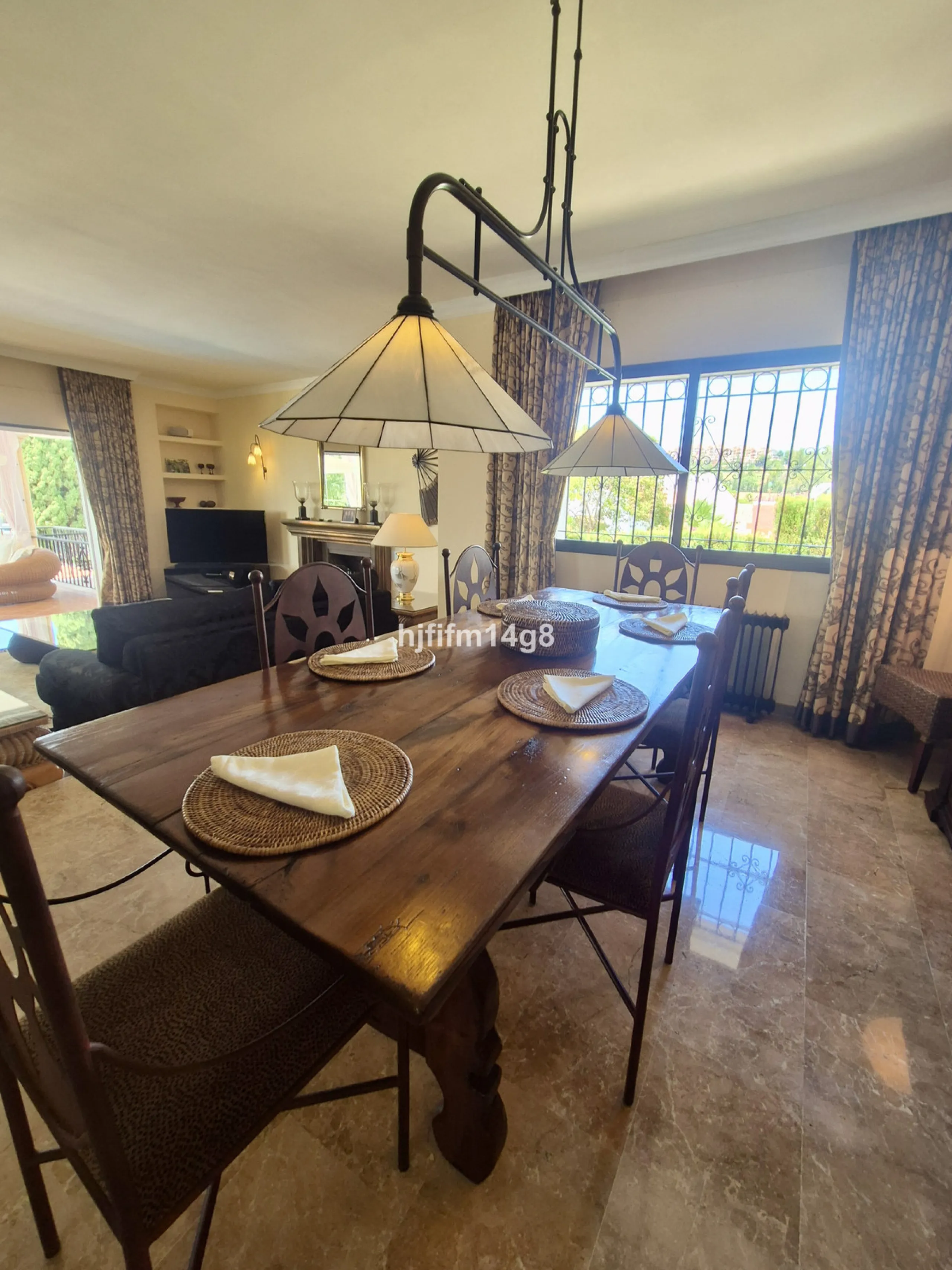 Discover this delightful 3-bedroom Spanish-style villa for sale in the heart of La Campana, Nueva Andalucia—an ideal location just minutes from the vibrant Puerto Banús, pristine beaches, and a wide array of restaurants, shops, and everyday conveniences.