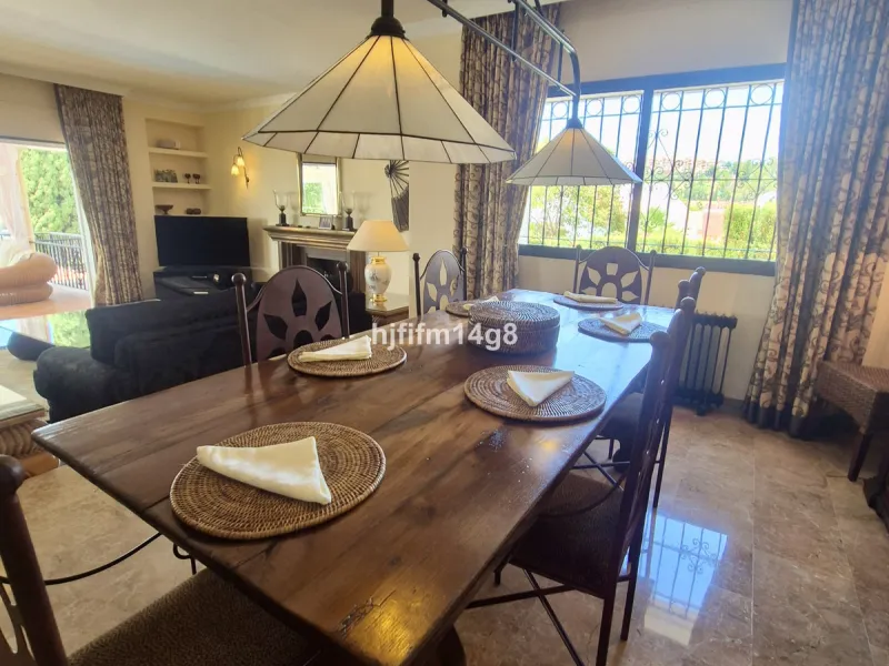 Discover this delightful 3-bedroom Spanish-style villa for sale in the heart of La Campana, Nueva Andalucia—an ideal location just minutes from the vibrant Puerto Banús, pristine beaches, and a wide array of restaurants, shops, and everyday conveniences.