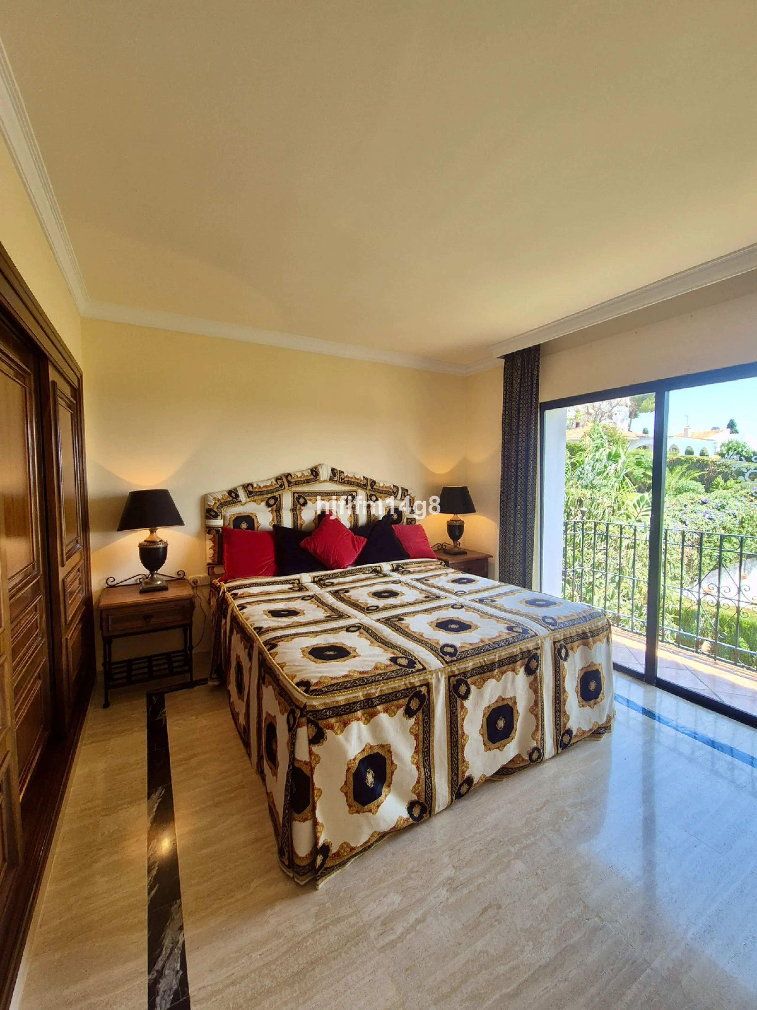 Discover this delightful 3-bedroom Spanish-style villa for sale in the heart of La Campana, Nueva Andalucia—an ideal location just minutes from the vibrant Puerto Banús, pristine beaches, and a wide array of restaurants, shops, and everyday conveniences.