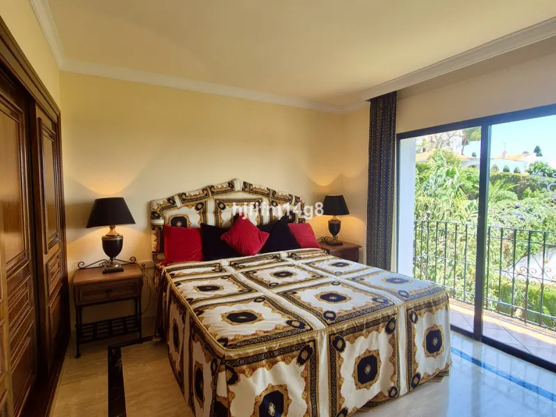 Discover this delightful 3-bedroom Spanish-style villa for sale in the heart of La Campana, Nueva Andalucia—an ideal location just minutes from the vibrant Puerto Banús, pristine beaches, and a wide array of restaurants, shops, and everyday conveniences.