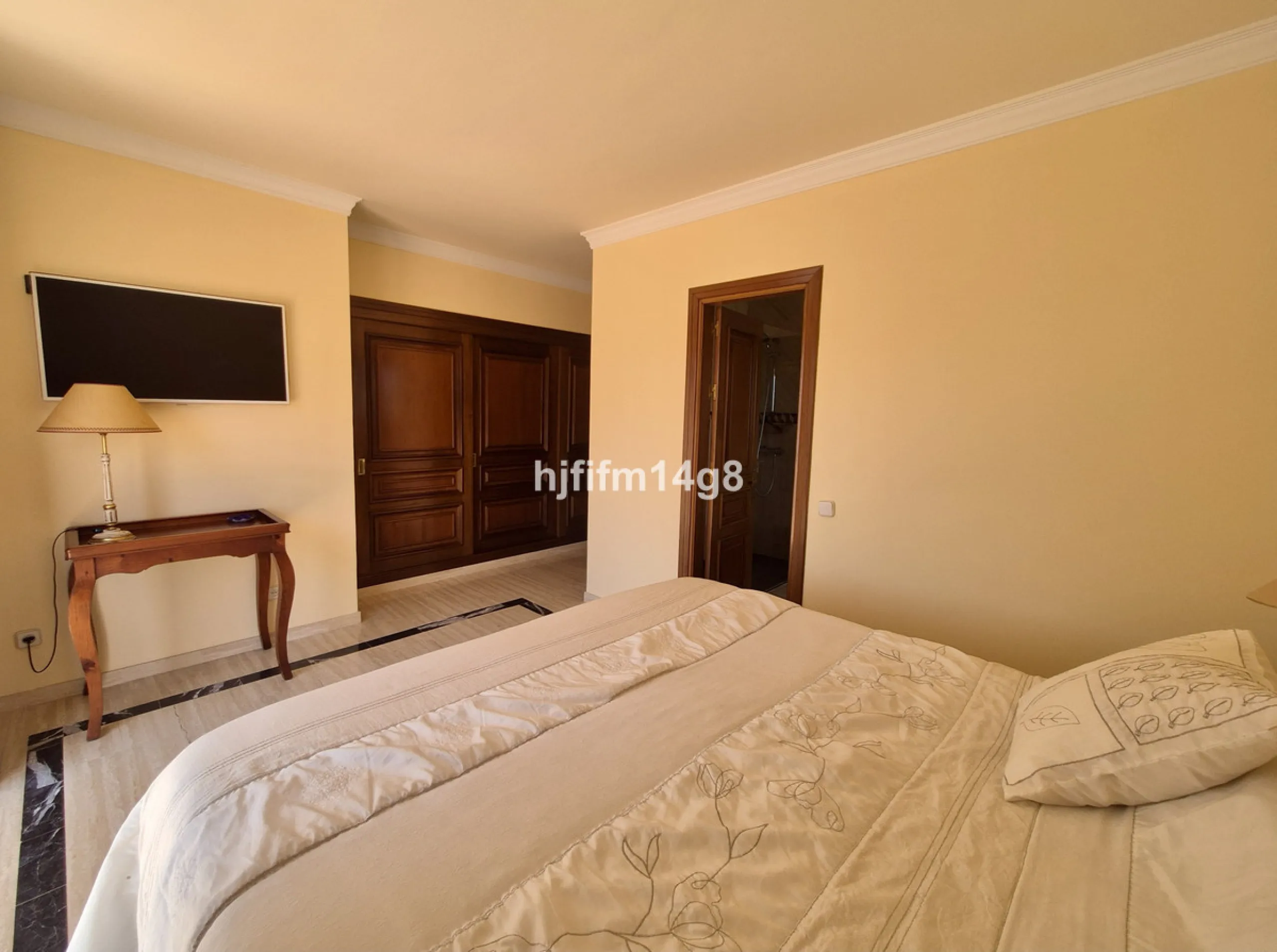 Discover this delightful 3-bedroom Spanish-style villa for sale in the heart of La Campana, Nueva Andalucia—an ideal location just minutes from the vibrant Puerto Banús, pristine beaches, and a wide array of restaurants, shops, and everyday conveniences.