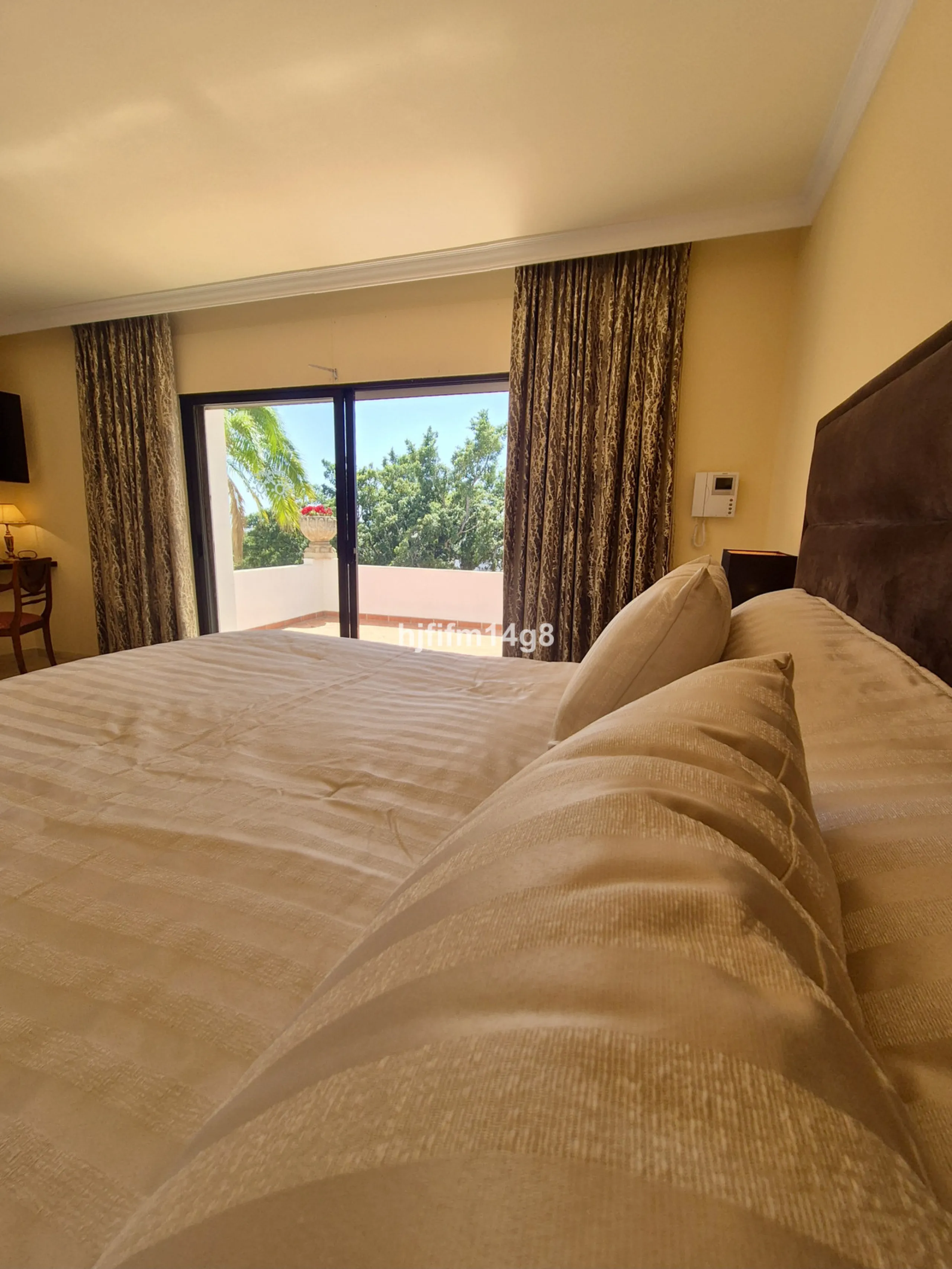 Discover this delightful 3-bedroom Spanish-style villa for sale in the heart of La Campana, Nueva Andalucia—an ideal location just minutes from the vibrant Puerto Banús, pristine beaches, and a wide array of restaurants, shops, and everyday conveniences.
