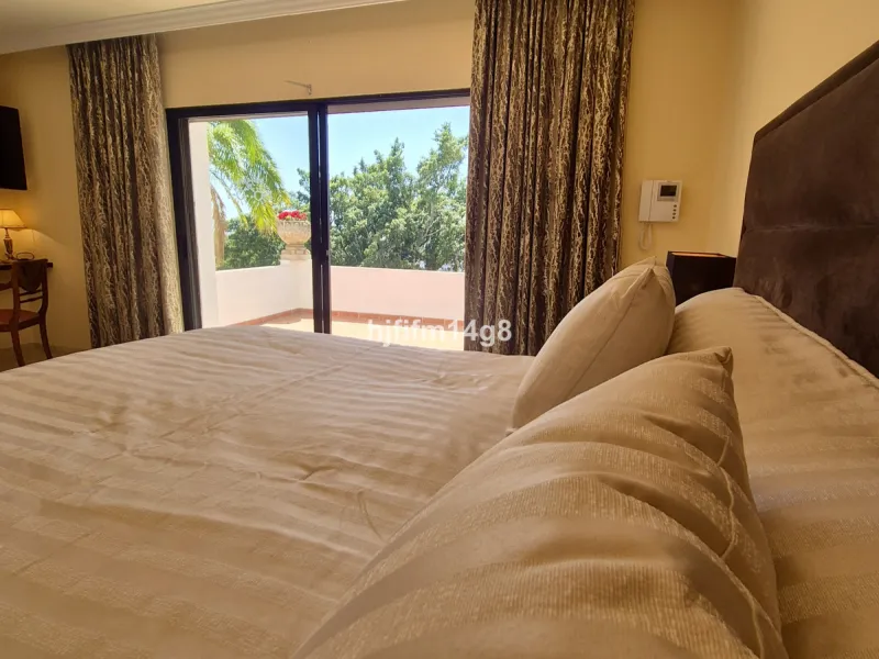 Discover this delightful 3-bedroom Spanish-style villa for sale in the heart of La Campana, Nueva Andalucia—an ideal location just minutes from the vibrant Puerto Banús, pristine beaches, and a wide array of restaurants, shops, and everyday conveniences.