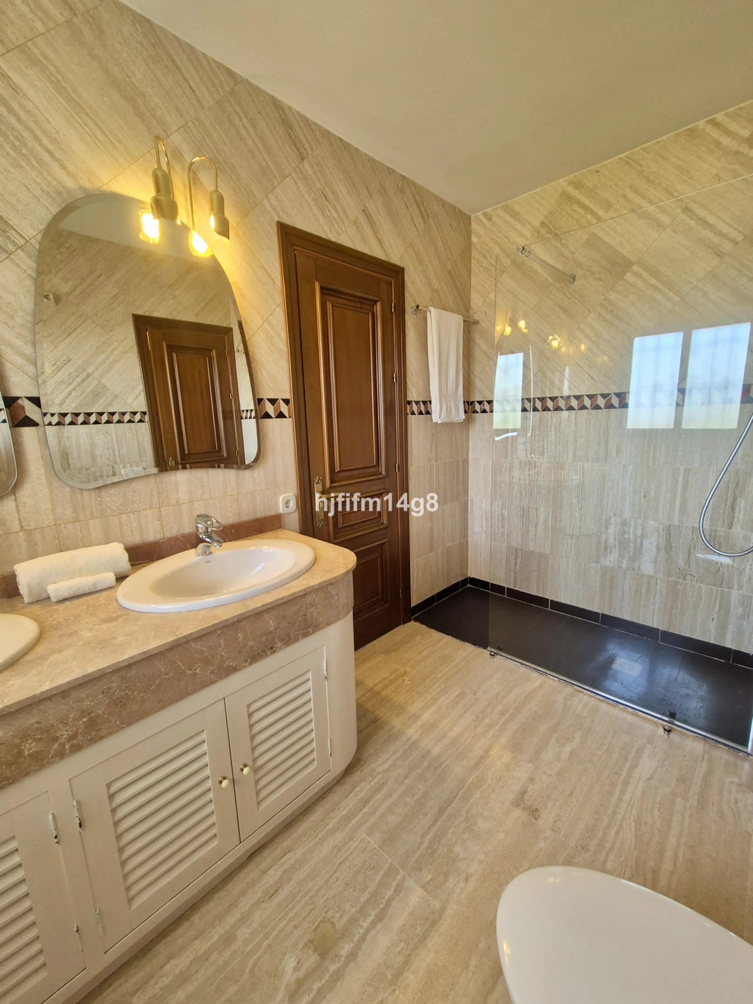 Discover this delightful 3-bedroom Spanish-style villa for sale in the heart of La Campana, Nueva Andalucia—an ideal location just minutes from the vibrant Puerto Banús, pristine beaches, and a wide array of restaurants, shops, and everyday conveniences.