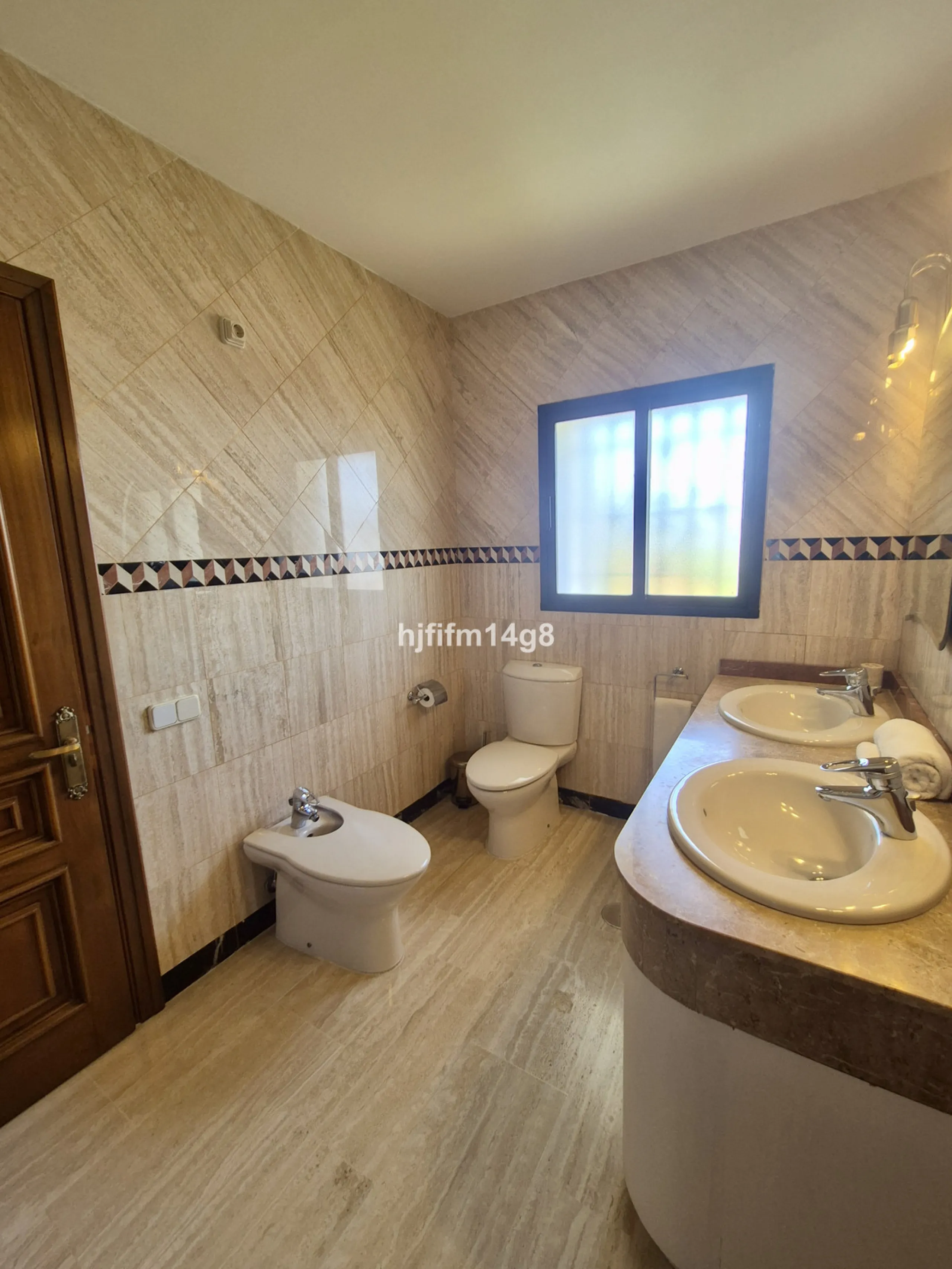 Discover this delightful 3-bedroom Spanish-style villa for sale in the heart of La Campana, Nueva Andalucia—an ideal location just minutes from the vibrant Puerto Banús, pristine beaches, and a wide array of restaurants, shops, and everyday conveniences.