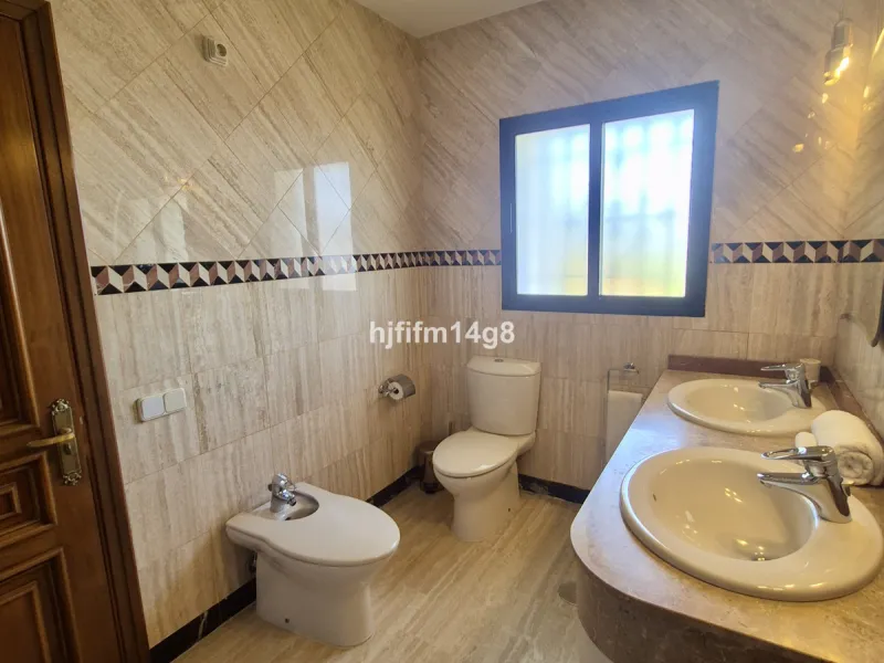 Discover this delightful 3-bedroom Spanish-style villa for sale in the heart of La Campana, Nueva Andalucia—an ideal location just minutes from the vibrant Puerto Banús, pristine beaches, and a wide array of restaurants, shops, and everyday conveniences.