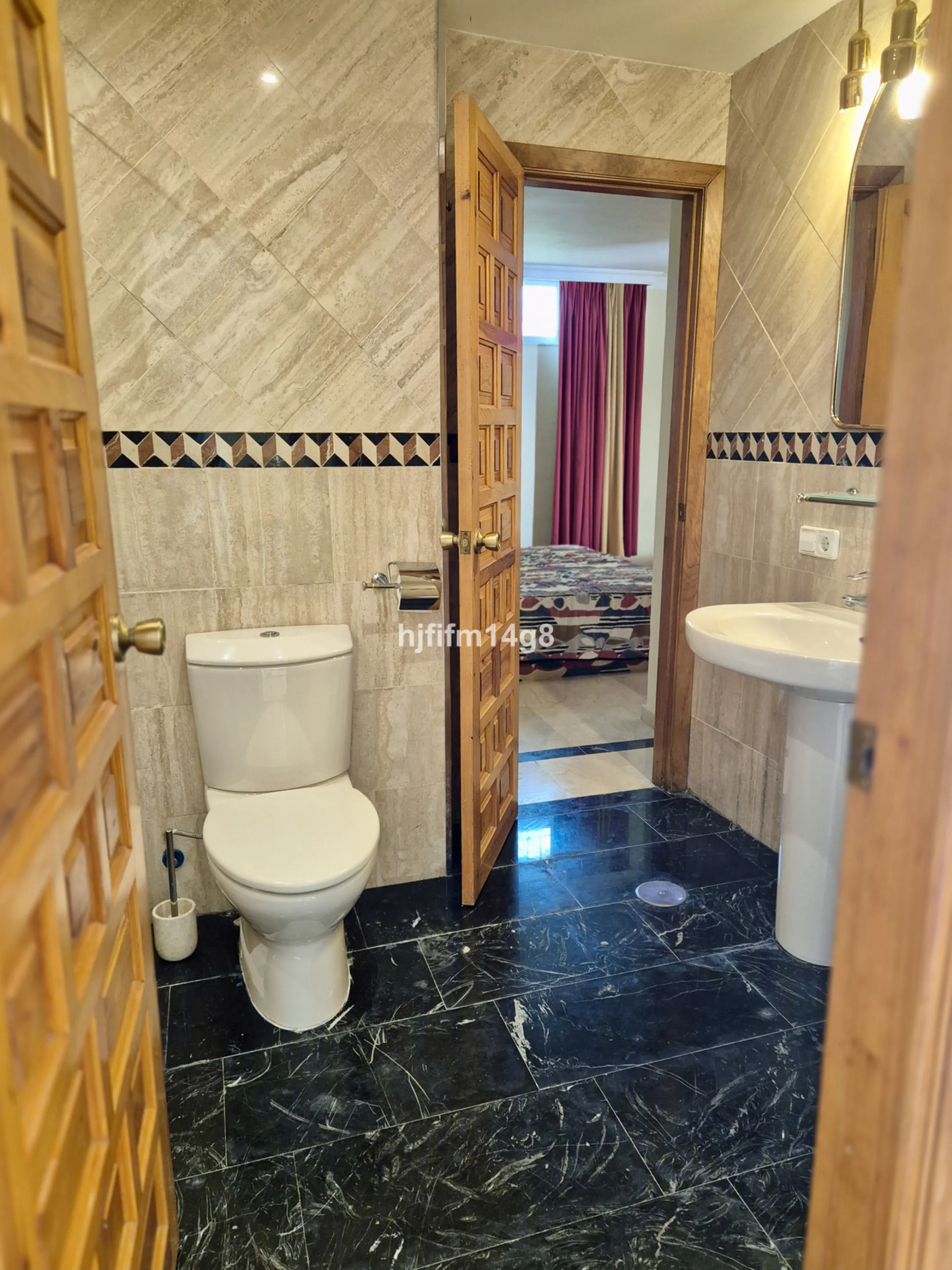 Discover this delightful 3-bedroom Spanish-style villa for sale in the heart of La Campana, Nueva Andalucia—an ideal location just minutes from the vibrant Puerto Banús, pristine beaches, and a wide array of restaurants, shops, and everyday conveniences.