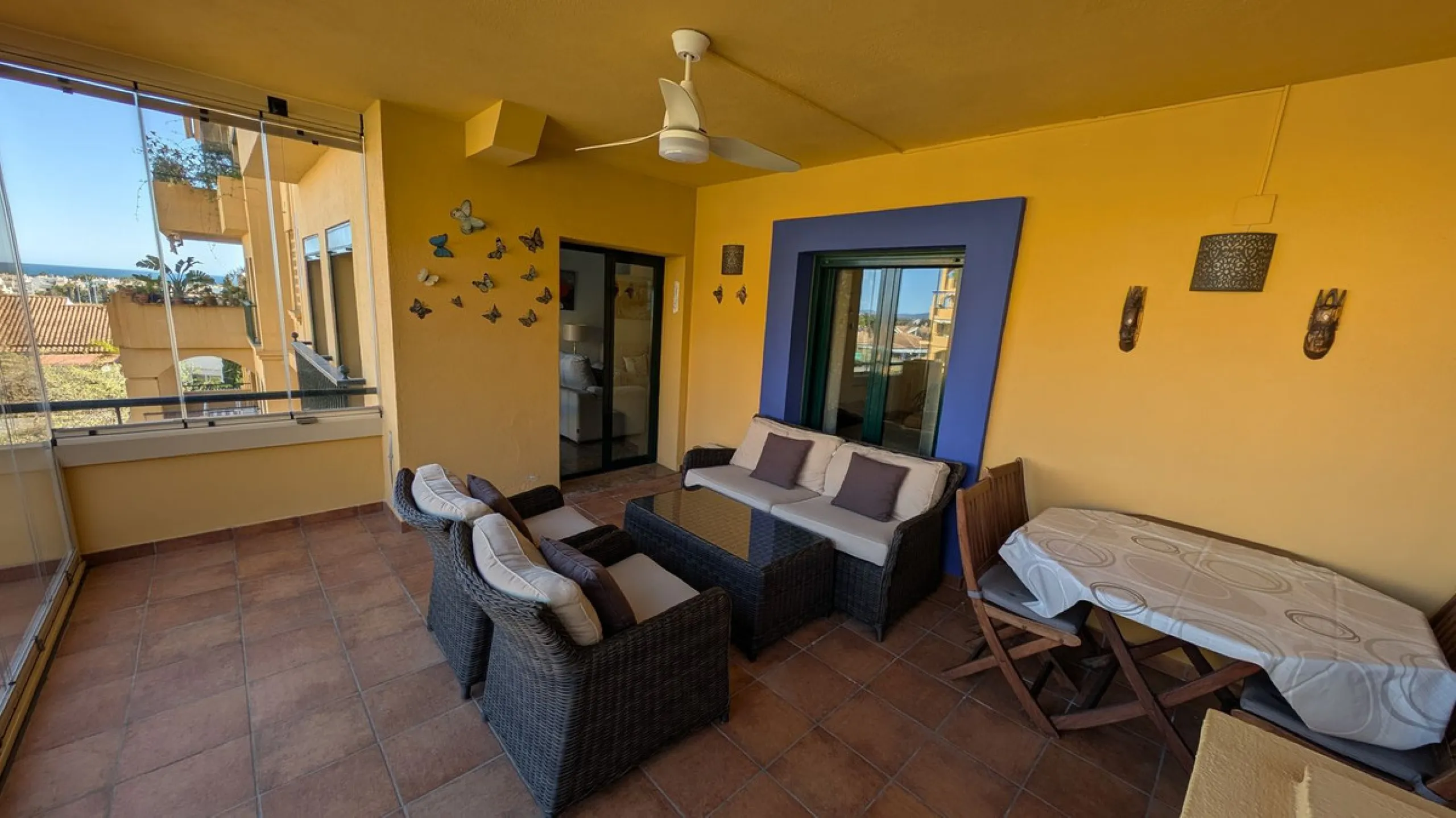 Discover this exclusive apartment in one of the most sought-after residential areas of Nueva Alcántara, San Pedro de Alcántara. This exceptional property stands out for its generous layout, unbeatable location, and high-quality finishes throughout.