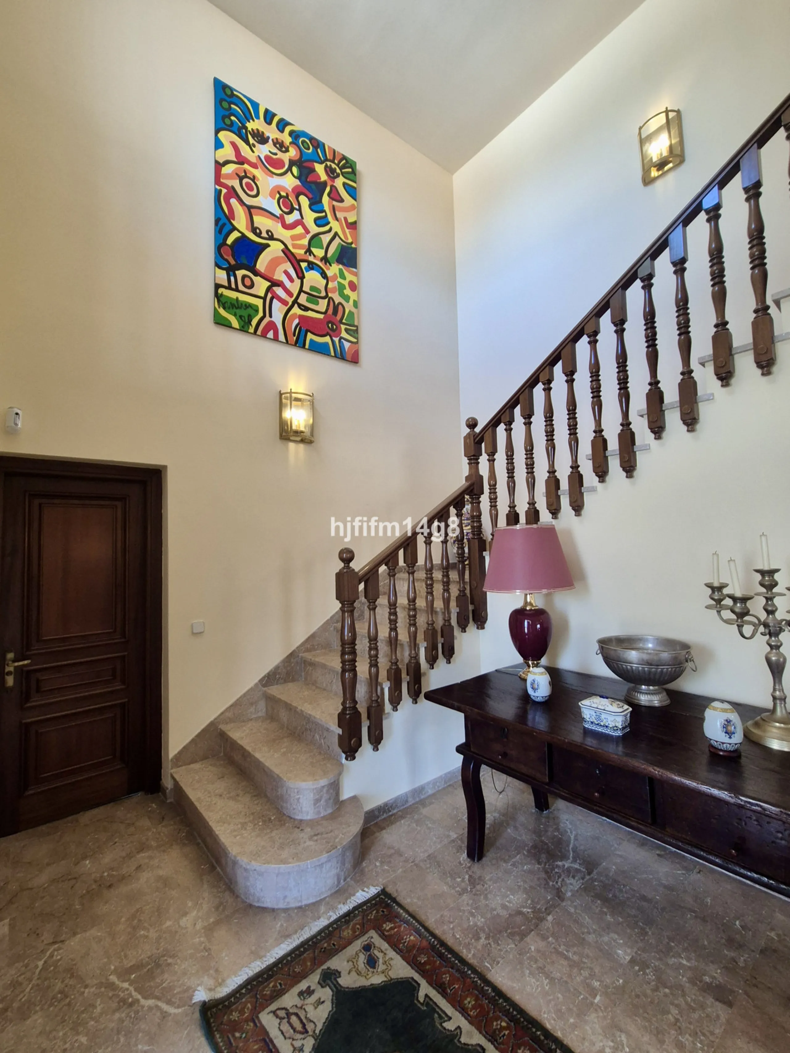 Discover this delightful 3-bedroom Spanish-style villa for sale in the heart of La Campana, Nueva Andalucia—an ideal location just minutes from the vibrant Puerto Banús, pristine beaches, and a wide array of restaurants, shops, and everyday conveniences.