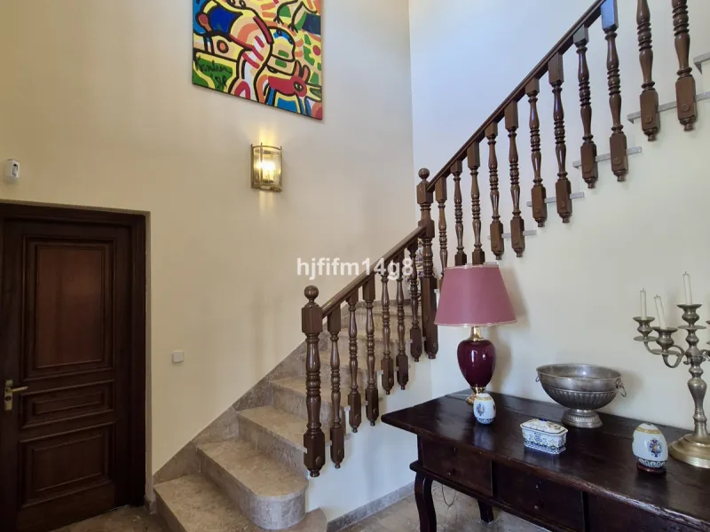 Discover this delightful 3-bedroom Spanish-style villa for sale in the heart of La Campana, Nueva Andalucia—an ideal location just minutes from the vibrant Puerto Banús, pristine beaches, and a wide array of restaurants, shops, and everyday conveniences.