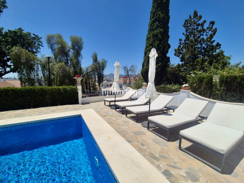 Discover this delightful 3-bedroom Spanish-style villa for sale in the heart of La Campana, Nueva Andalucia—an ideal location just minutes from the vibrant Puerto Banús, pristine beaches, and a wide array of restaurants, shops, and everyday conveniences.