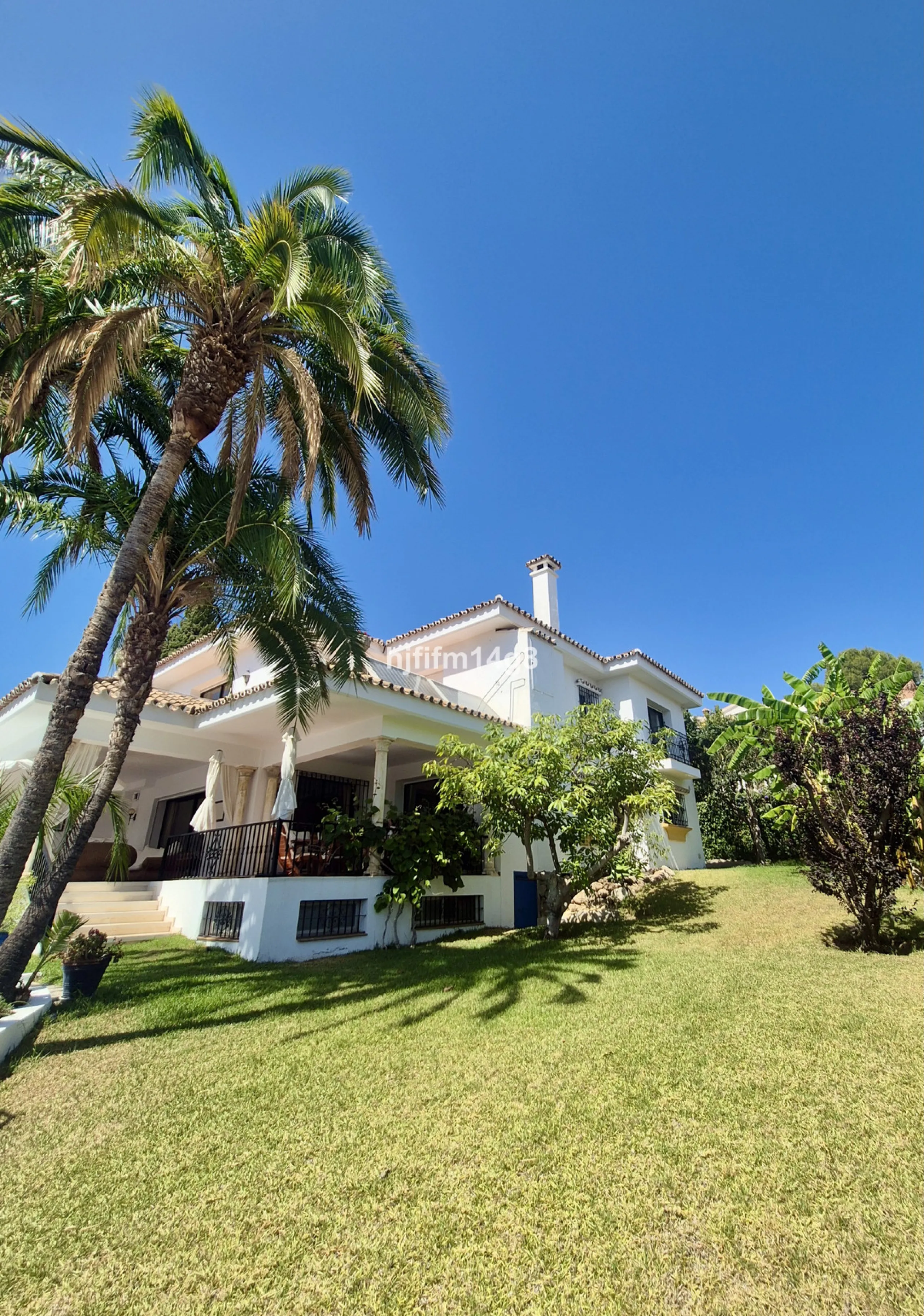 Discover this delightful 3-bedroom Spanish-style villa for sale in the heart of La Campana, Nueva Andalucia—an ideal location just minutes from the vibrant Puerto Banús, pristine beaches, and a wide array of restaurants, shops, and everyday conveniences.