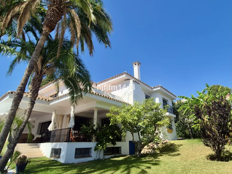 Discover this delightful 3-bedroom Spanish-style villa for sale in the heart of La Campana, Nueva Andalucia—an ideal location just minutes from the vibrant Puerto Banús, pristine beaches, and a wide array of restaurants, shops, and everyday conveniences.