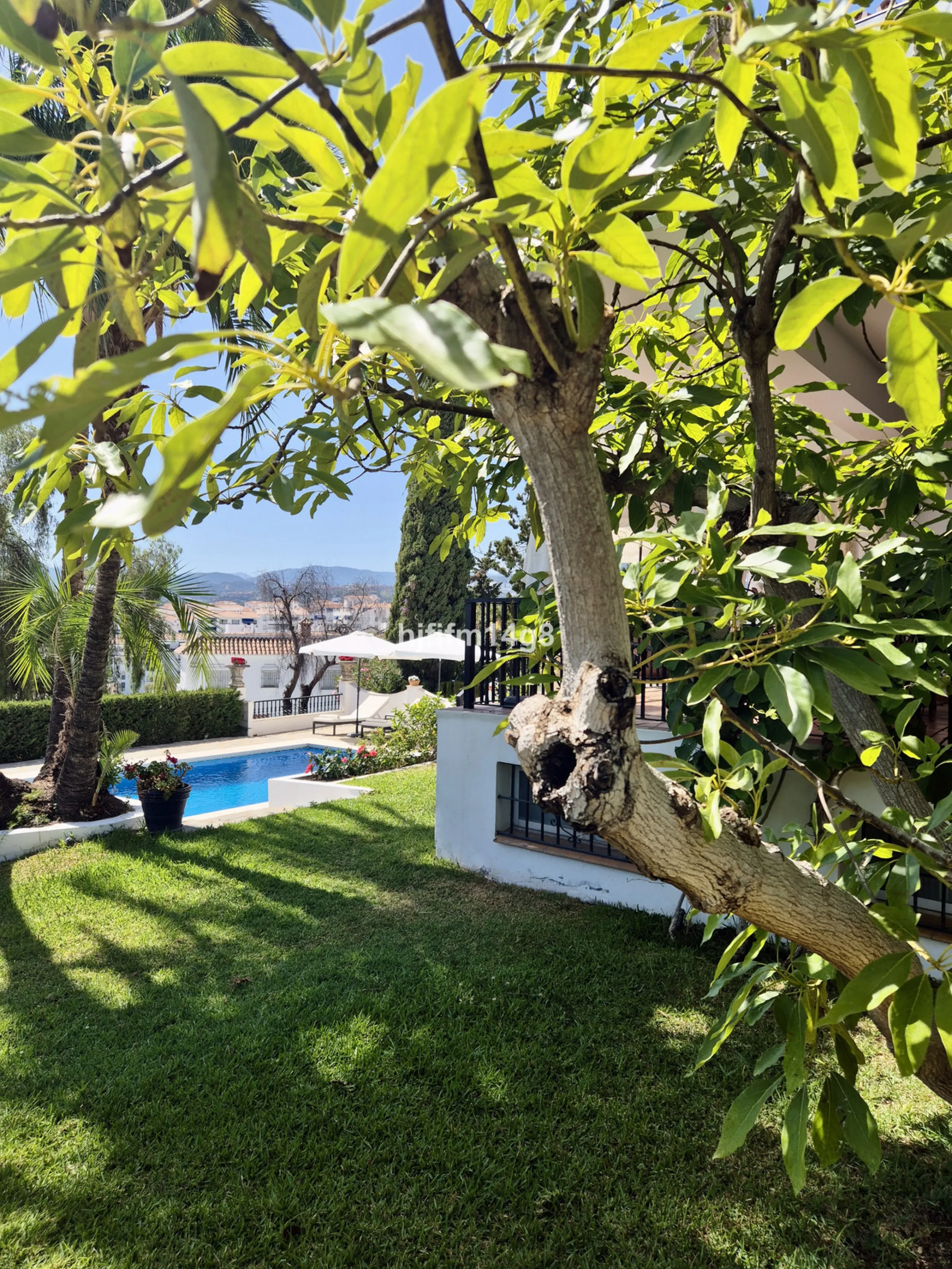 Discover this delightful 3-bedroom Spanish-style villa for sale in the heart of La Campana, Nueva Andalucia—an ideal location just minutes from the vibrant Puerto Banús, pristine beaches, and a wide array of restaurants, shops, and everyday conveniences.