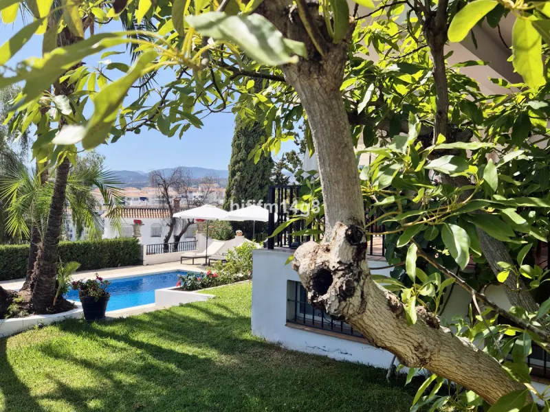 Discover this delightful 3-bedroom Spanish-style villa for sale in the heart of La Campana, Nueva Andalucia—an ideal location just minutes from the vibrant Puerto Banús, pristine beaches, and a wide array of restaurants, shops, and everyday conveniences.