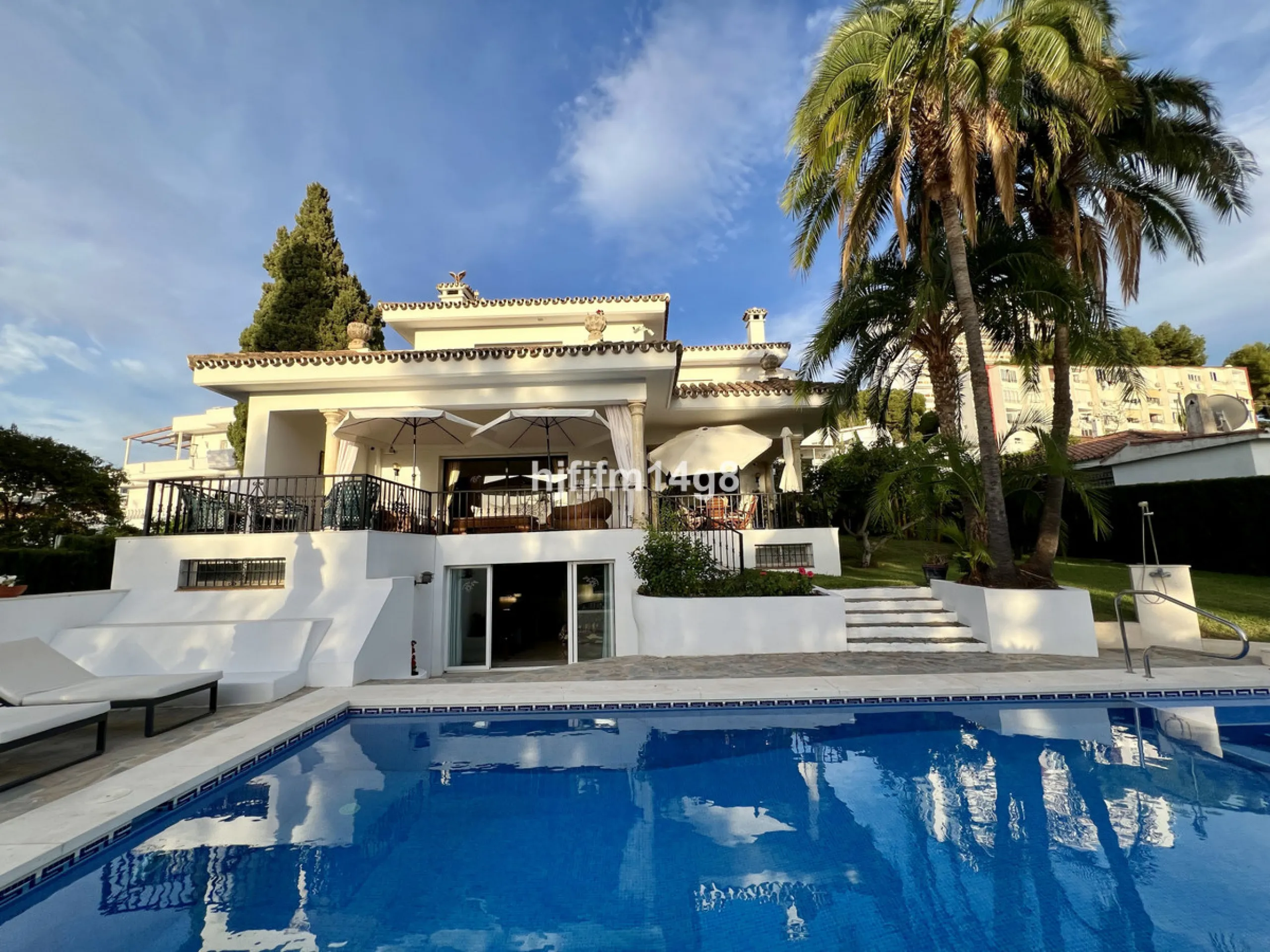 Discover this delightful 3-bedroom Spanish-style villa for sale in the heart of La Campana, Nueva Andalucia—an ideal location just minutes from the vibrant Puerto Banús, pristine beaches, and a wide array of restaurants, shops, and everyday conveniences.