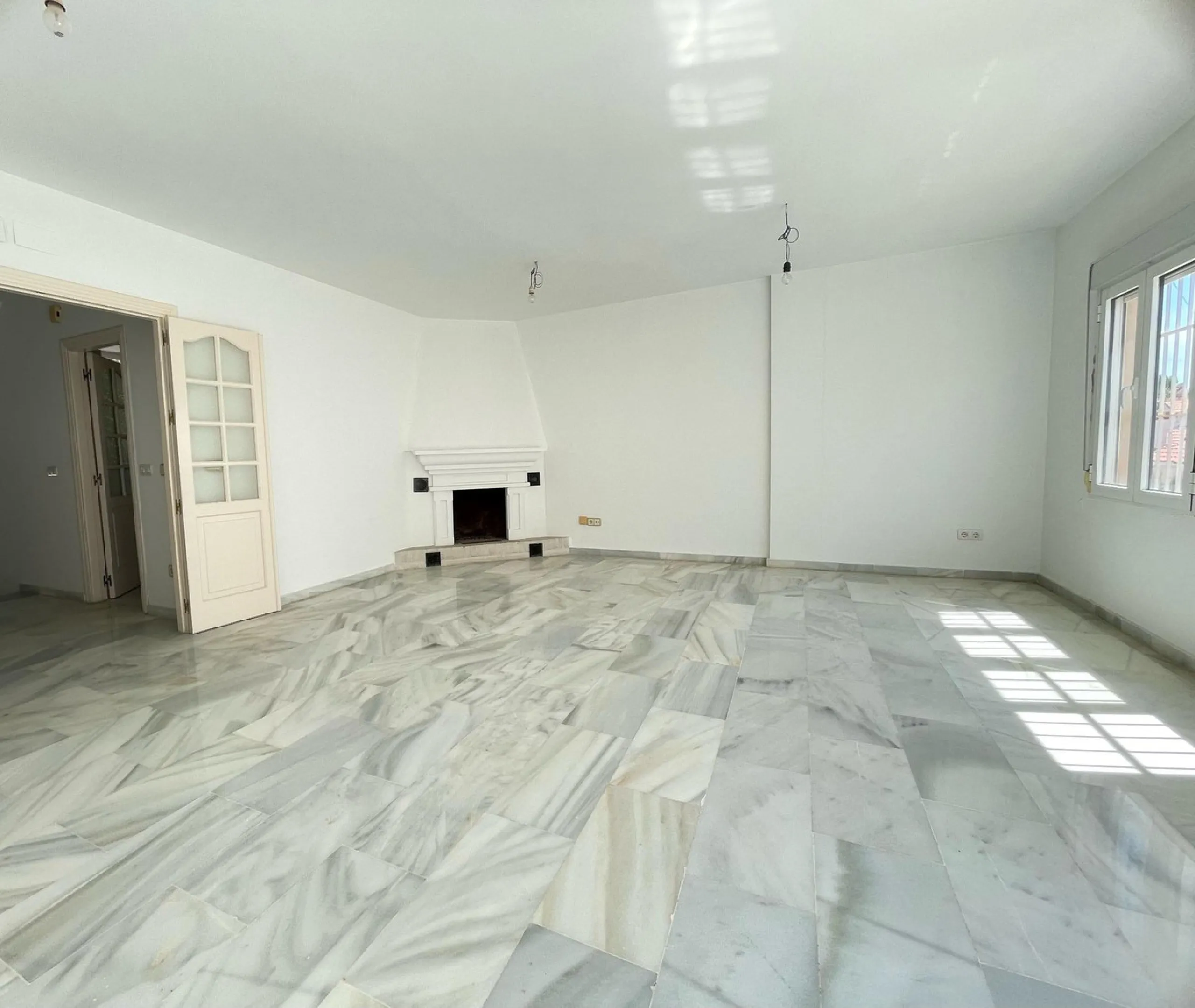 Three-bedroom semi-detached house for sale in a quiet and safe residential area. The house comes with a private garage and a communal garden and pool, perfect for enjoying the sun and nature.