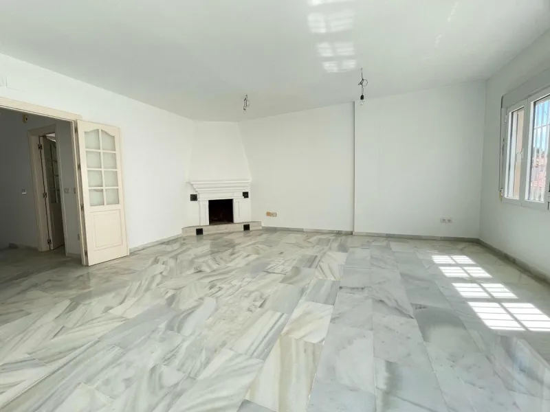Three-bedroom semi-detached house for sale in a quiet and safe residential area. The house comes with a private garage and a communal garden and pool, perfect for enjoying the sun and nature.