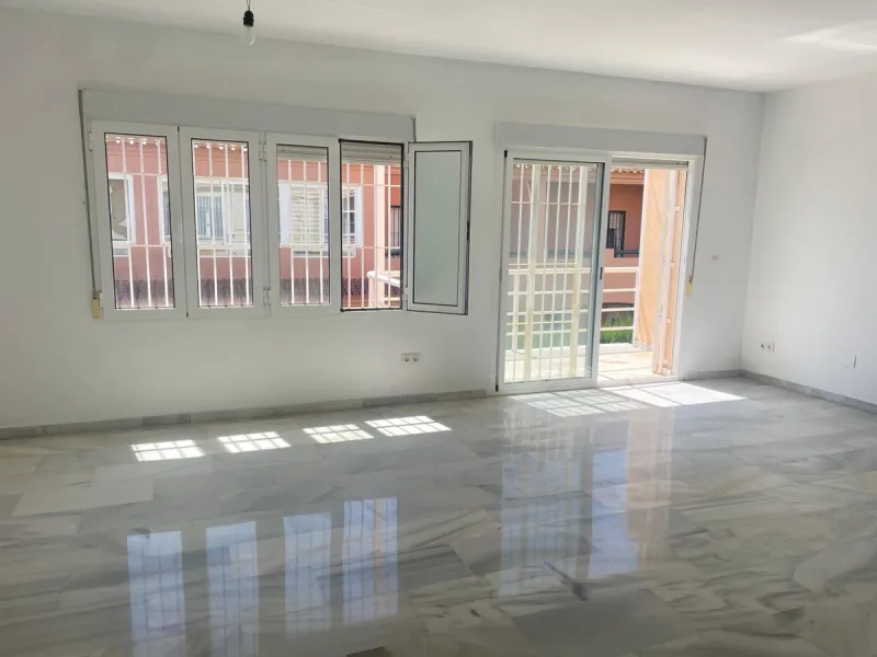 Three-bedroom semi-detached house for sale in a quiet and safe residential area. The house comes with a private garage and a communal garden and pool, perfect for enjoying the sun and nature.