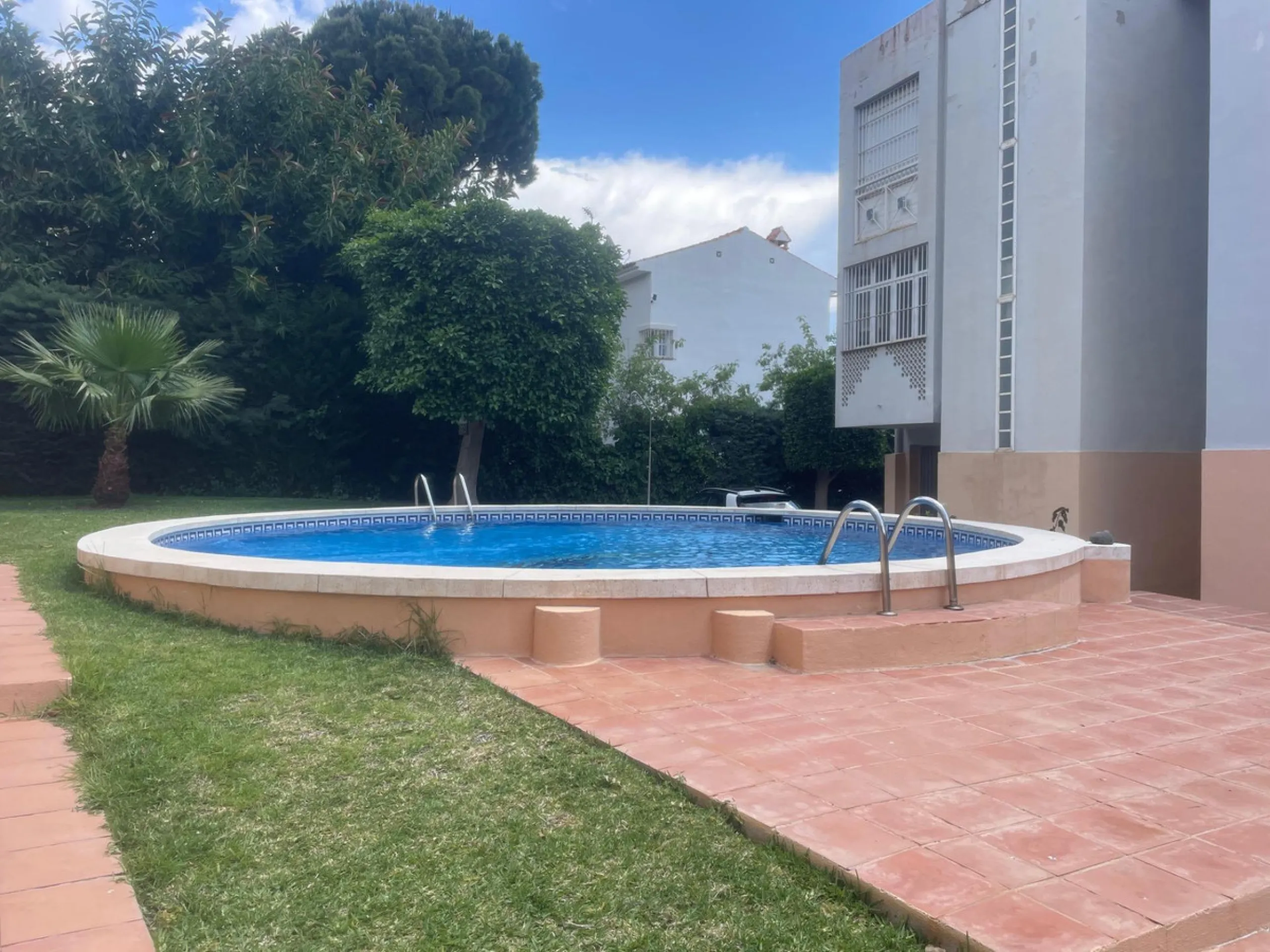 Three-bedroom semi-detached house for sale in a quiet and safe residential area. The house comes with a private garage and a communal garden and pool, perfect for enjoying the sun and nature.