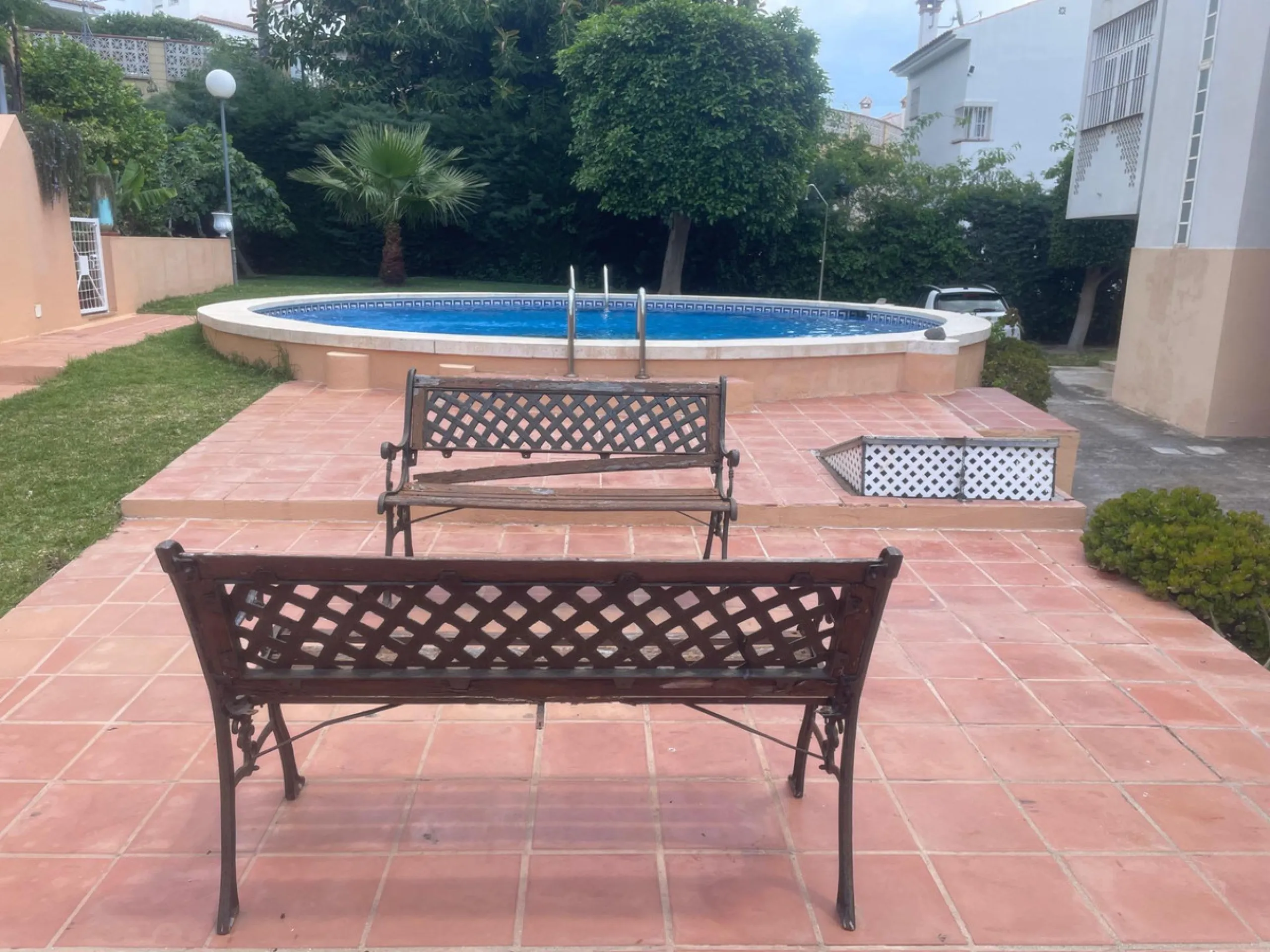 Three-bedroom semi-detached house for sale in a quiet and safe residential area. The house comes with a private garage and a communal garden and pool, perfect for enjoying the sun and nature.