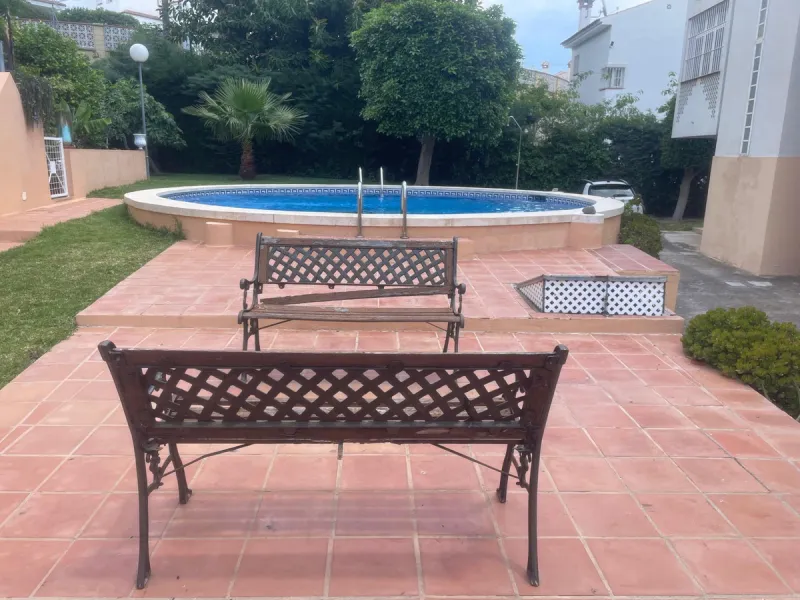 Three-bedroom semi-detached house for sale in a quiet and safe residential area. The house comes with a private garage and a communal garden and pool, perfect for enjoying the sun and nature.