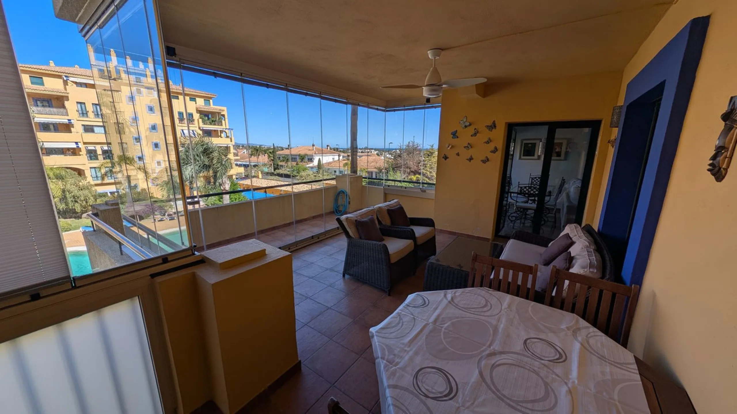 Discover this exclusive apartment in one of the most sought-after residential areas of Nueva Alcántara, San Pedro de Alcántara. This exceptional property stands out for its generous layout, unbeatable location, and high-quality finishes throughout.