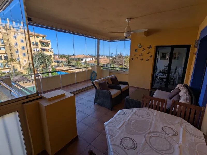 Discover this exclusive apartment in one of the most sought-after residential areas of Nueva Alcántara, San Pedro de Alcántara. This exceptional property stands out for its generous layout, unbeatable location, and high-quality finishes throughout.