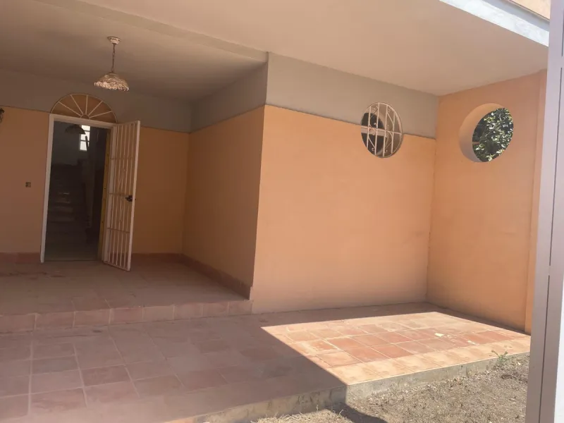 Three-bedroom semi-detached house for sale in a quiet and safe residential area. The house comes with a private garage and a communal garden and pool, perfect for enjoying the sun and nature.