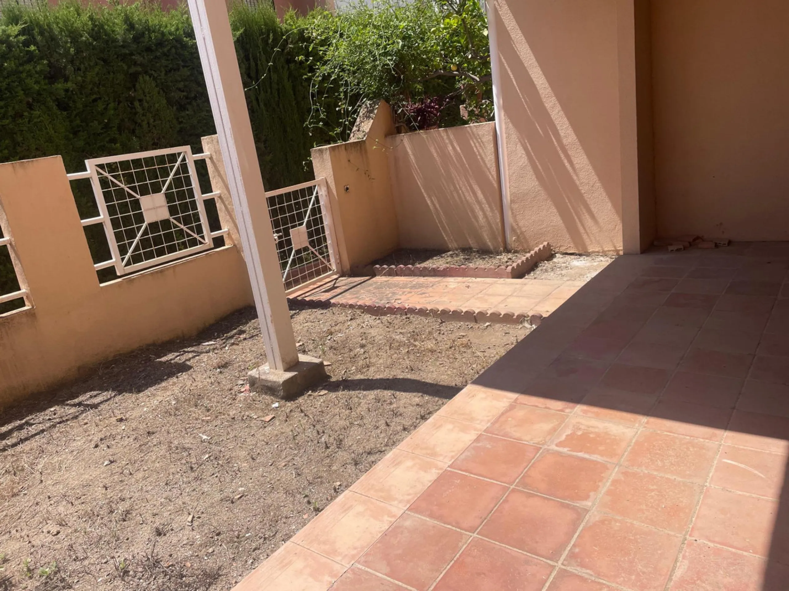 Three-bedroom semi-detached house for sale in a quiet and safe residential area. The house comes with a private garage and a communal garden and pool, perfect for enjoying the sun and nature.