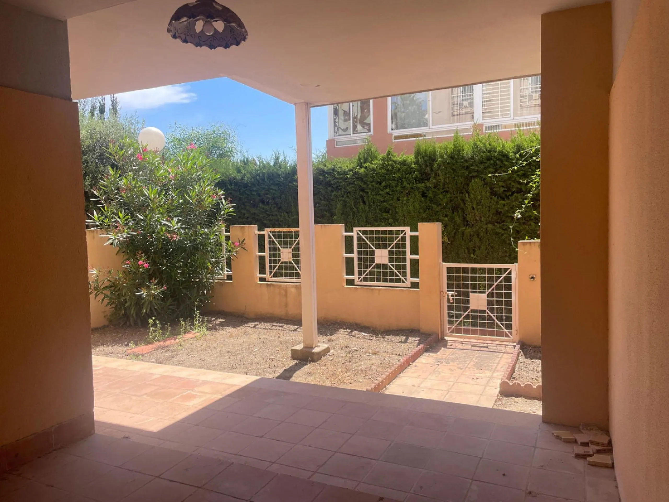 Three-bedroom semi-detached house for sale in a quiet and safe residential area. The house comes with a private garage and a communal garden and pool, perfect for enjoying the sun and nature.