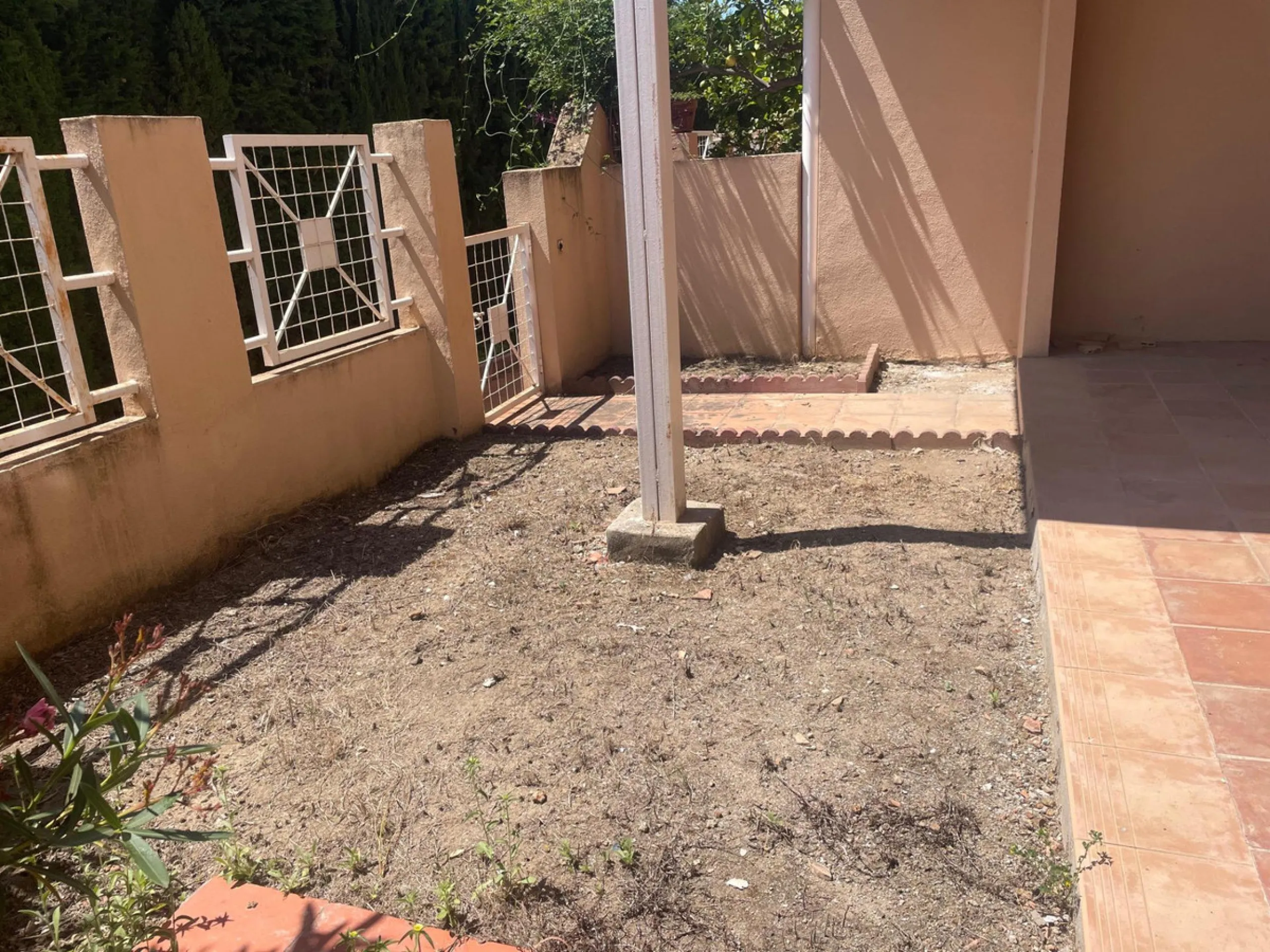 Three-bedroom semi-detached house for sale in a quiet and safe residential area. The house comes with a private garage and a communal garden and pool, perfect for enjoying the sun and nature.