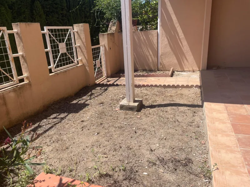 Three-bedroom semi-detached house for sale in a quiet and safe residential area. The house comes with a private garage and a communal garden and pool, perfect for enjoying the sun and nature.