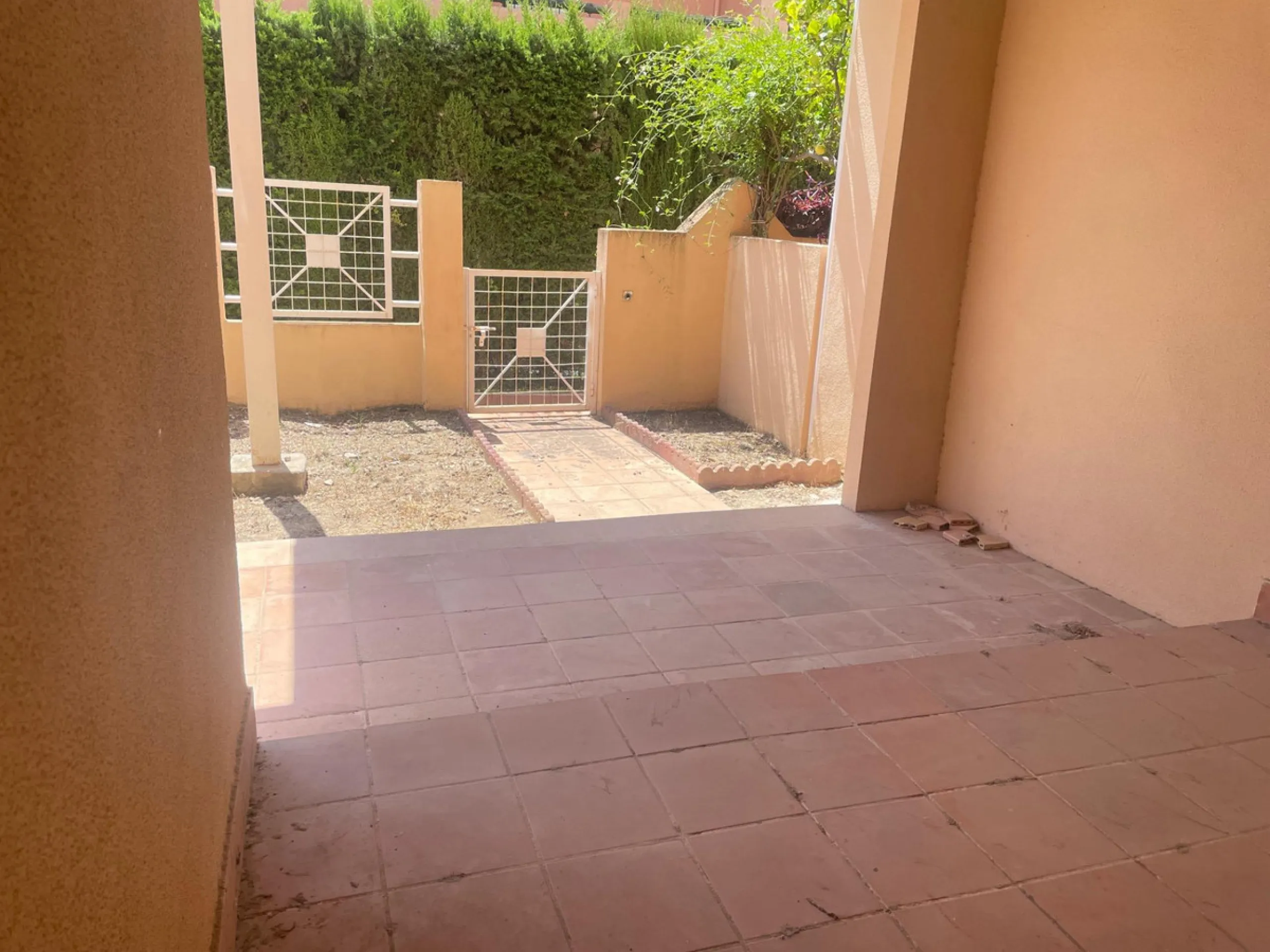 Three-bedroom semi-detached house for sale in a quiet and safe residential area. The house comes with a private garage and a communal garden and pool, perfect for enjoying the sun and nature.