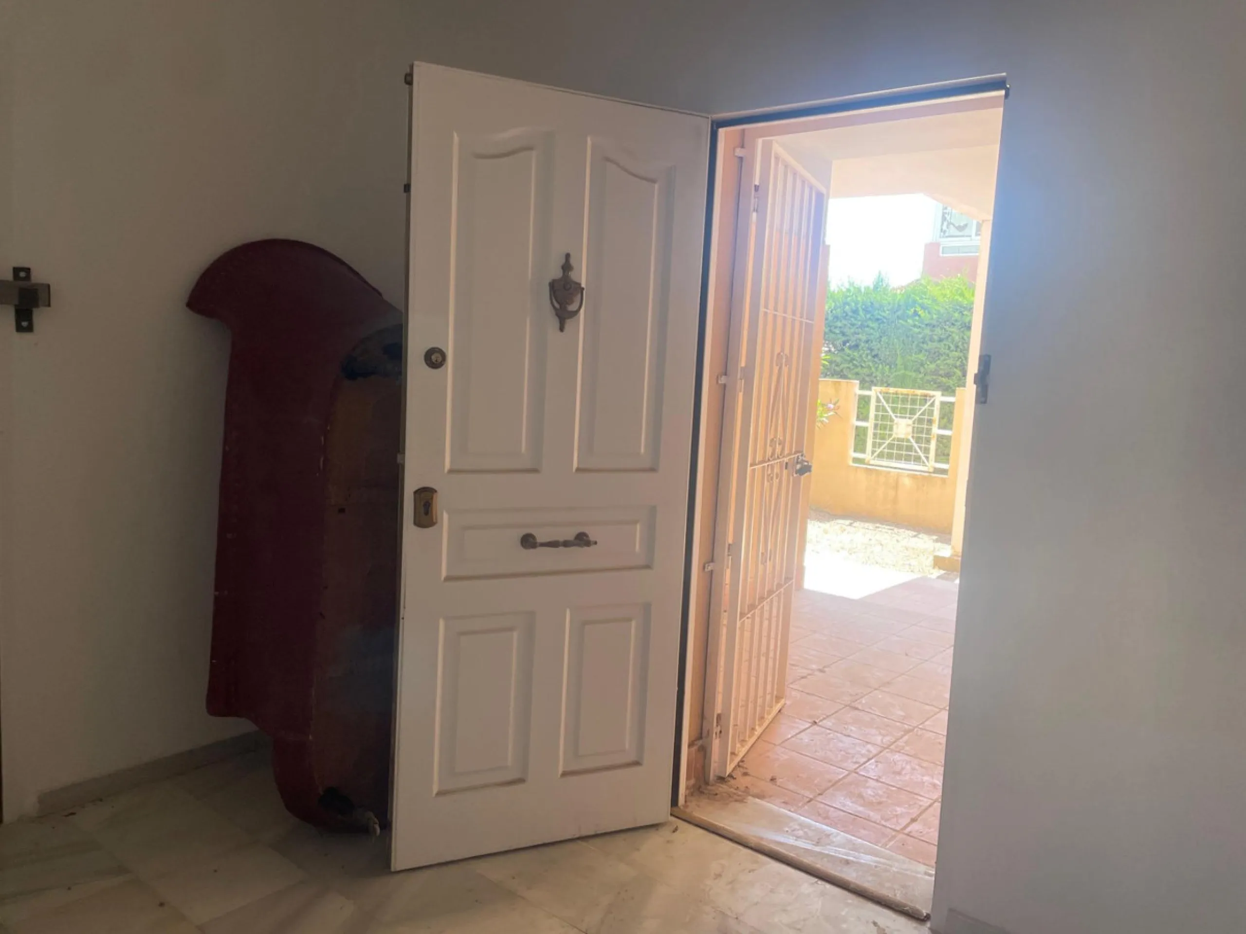 Three-bedroom semi-detached house for sale in a quiet and safe residential area. The house comes with a private garage and a communal garden and pool, perfect for enjoying the sun and nature.