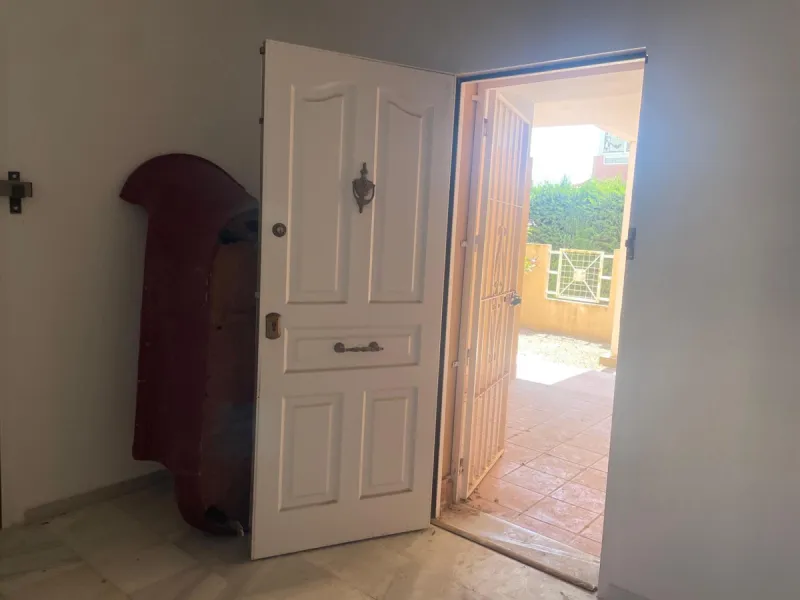 Three-bedroom semi-detached house for sale in a quiet and safe residential area. The house comes with a private garage and a communal garden and pool, perfect for enjoying the sun and nature.