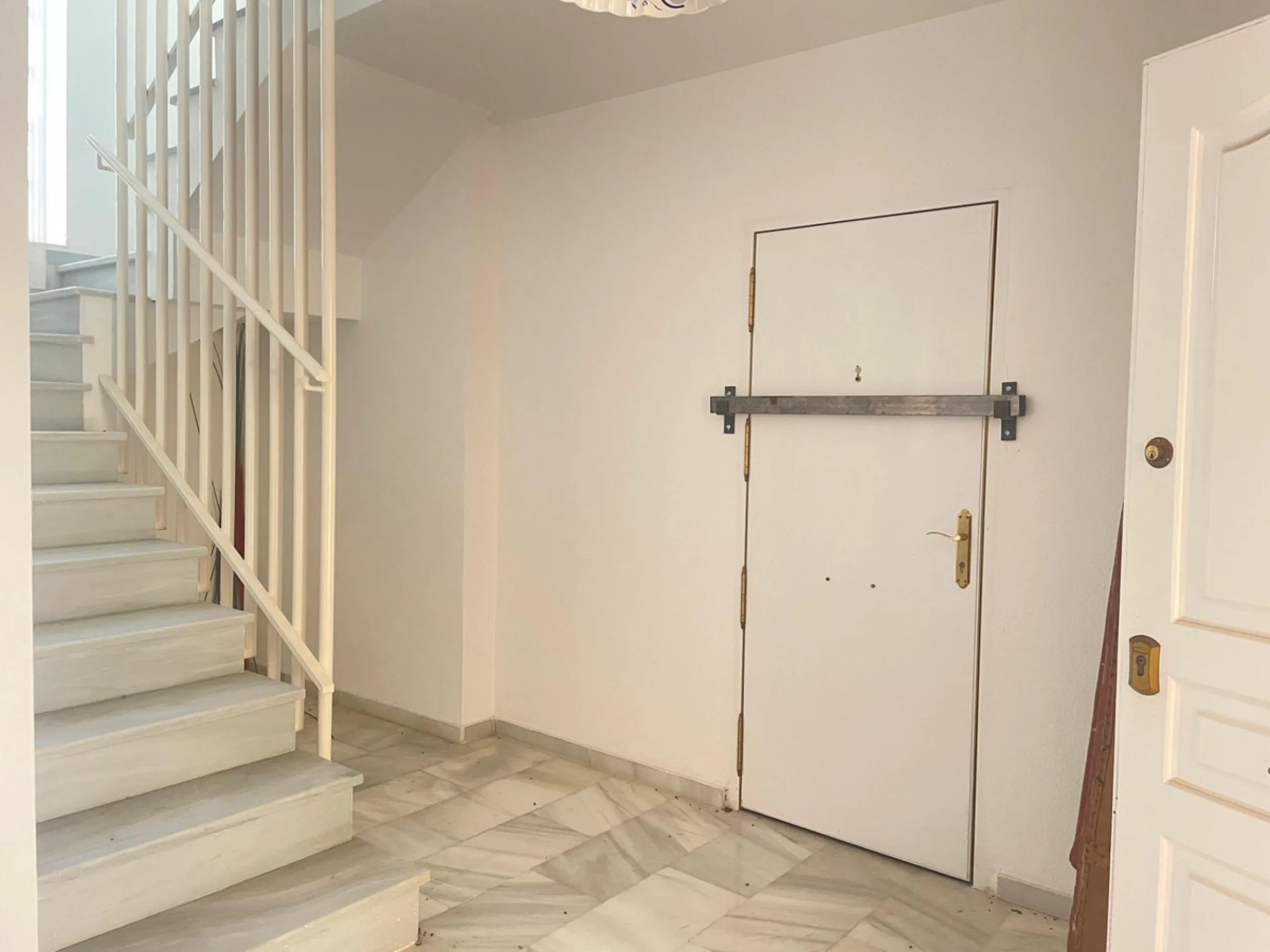 Three-bedroom semi-detached house for sale in a quiet and safe residential area. The house comes with a private garage and a communal garden and pool, perfect for enjoying the sun and nature.